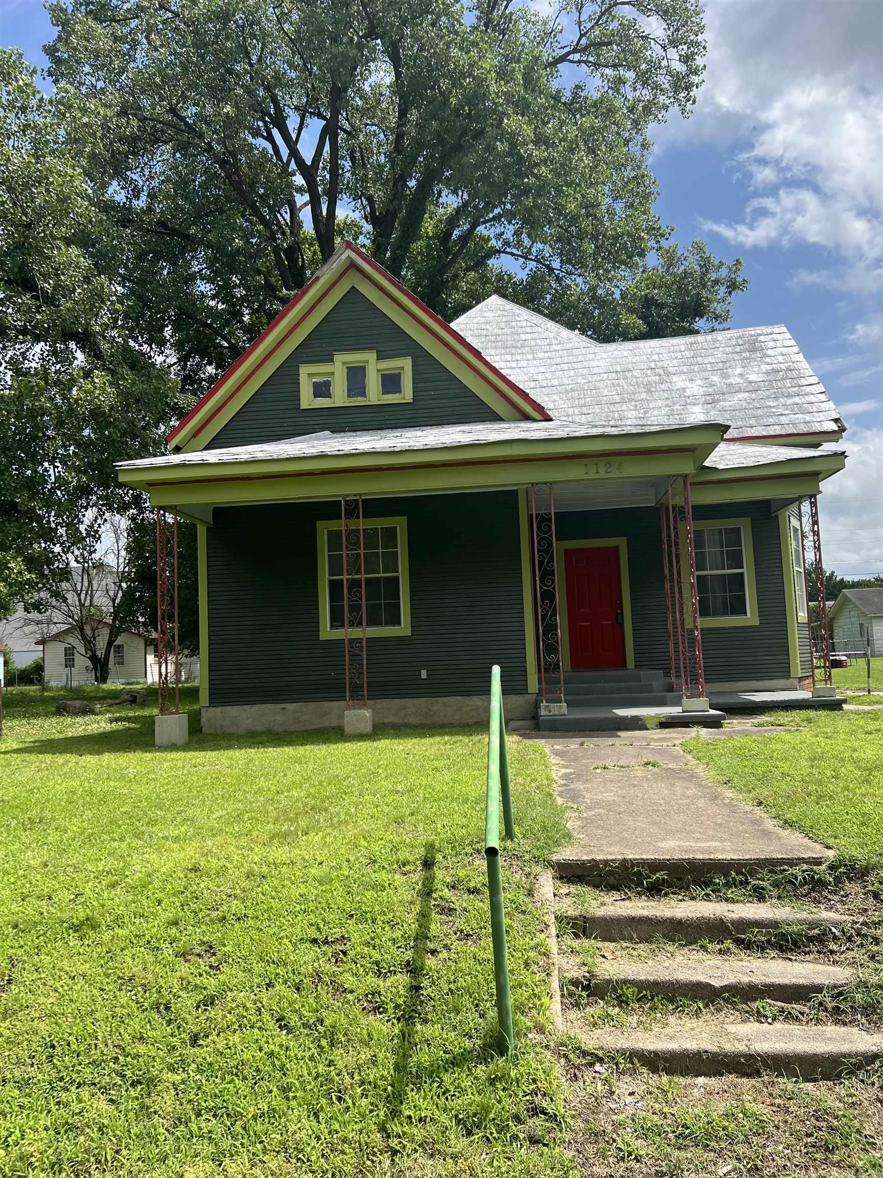 Attention all investors!!! This home would be great to add to your portfolio. Just waiting for your special touch as a first time home buyer or if you are looking for a home to increase your rental income, this home is great for you. Come to see this property today!