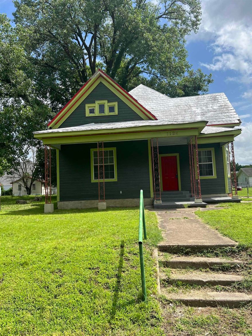Attention all investors!!! This home would be great to add to your portfolio.  Just waiting for your special touch as a first time home buyer or if you are looking for a home to increase your rental income, this home is great for you.  Come to see this property today!