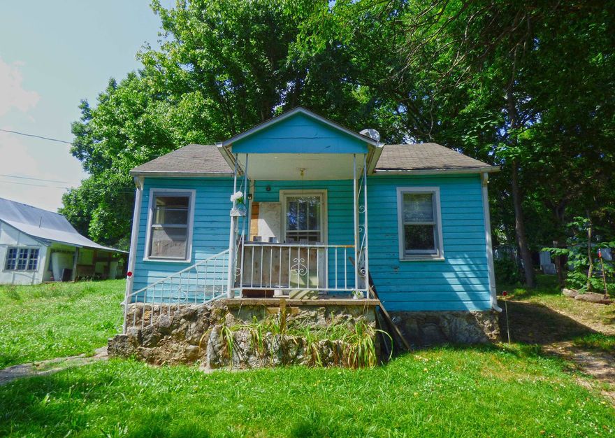 Cottage in Hardy, Arkansas - This one bedroom, full bath cottage has a living room, kitchen, baseboard heat, and is a perfect little weekend get away or rental. It needs some TLC inside but it does have a one car garage. It's walking distance to Historic Downtown Hardy.