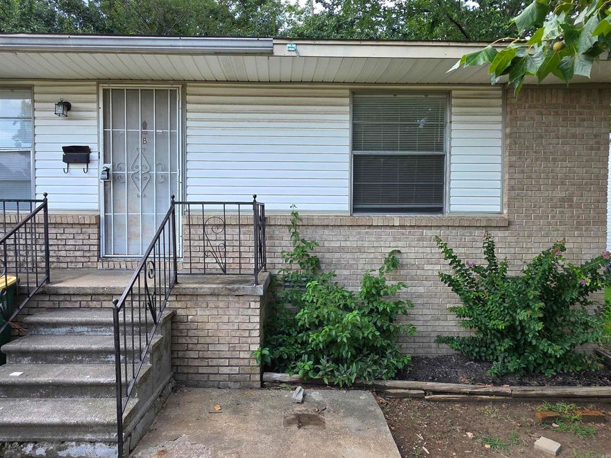 MOVE IN SPECIAL! HALF OFF FIRST MONTH’S RENT! Cozy 2BD/1BA duplex in North Little Rock that is waiting for you to call home. Living room leads to eat-in-kitchen. Carpet and ceiling fans in bedrooms with plenty of closet space. This property is managed by Hoffman Team so beware of scammers - we will never ask you to Cashapp us money. The lease for this property is for 18 months to 2 years with a 3% increase after the first year. Income must be 3x the amount of rent per month unless you have a housing voucher. Deposit, first month’s rent, and the $50 administration fee due before move in.