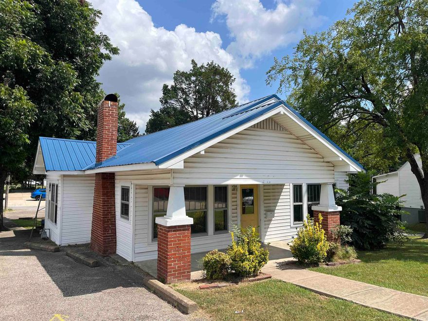 Location! Location!  Don't miss this 1541 sq ft commercial building on a corner lot with frontage on Kingshighway and 8th St in Paragould. This property is Zoned C-2 to accommodate various business types. There are high ceilings, tons of natural light, a fireplace and so much charm! This would make  a great office or retail space! There is parking at the side and back for ten vehicles.