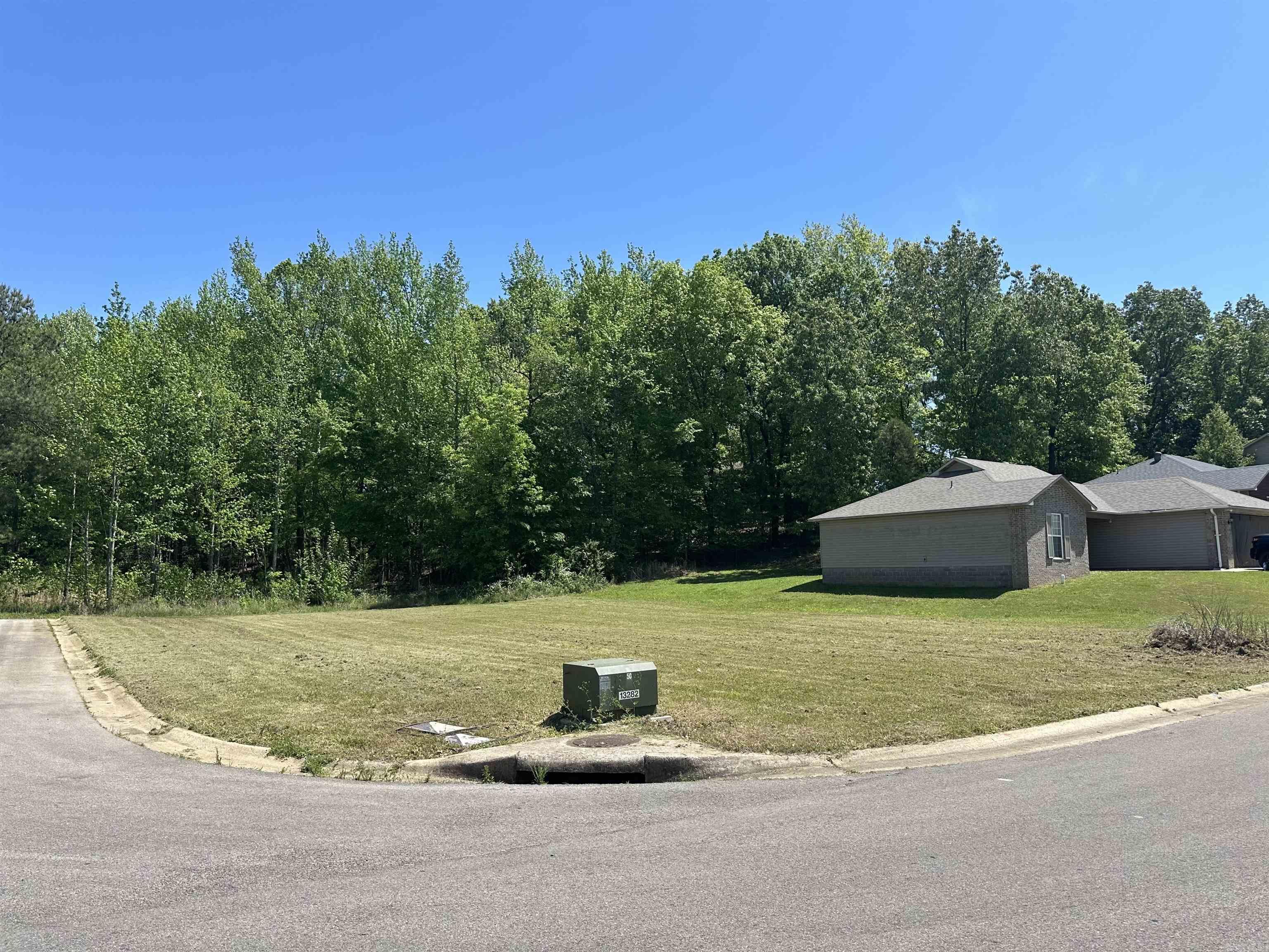 Last developed lot in Woodridge Place Subdivision. Utilities are available, city water and city sewer. Zoned R-2 with deed restrictions-single family only.