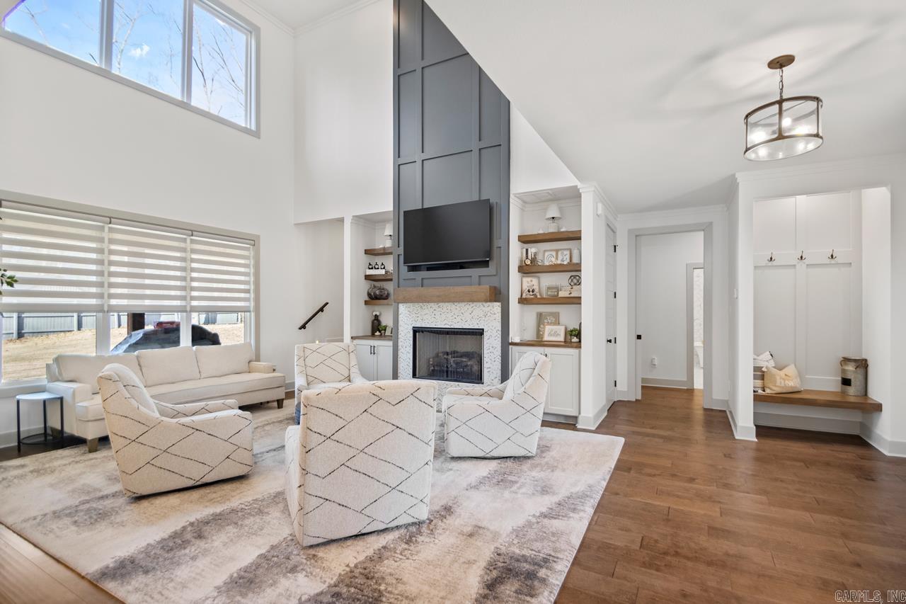 WHITE OAK MANOR - Residential