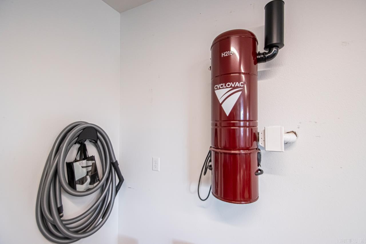 WHITE OAK MANOR - Residential