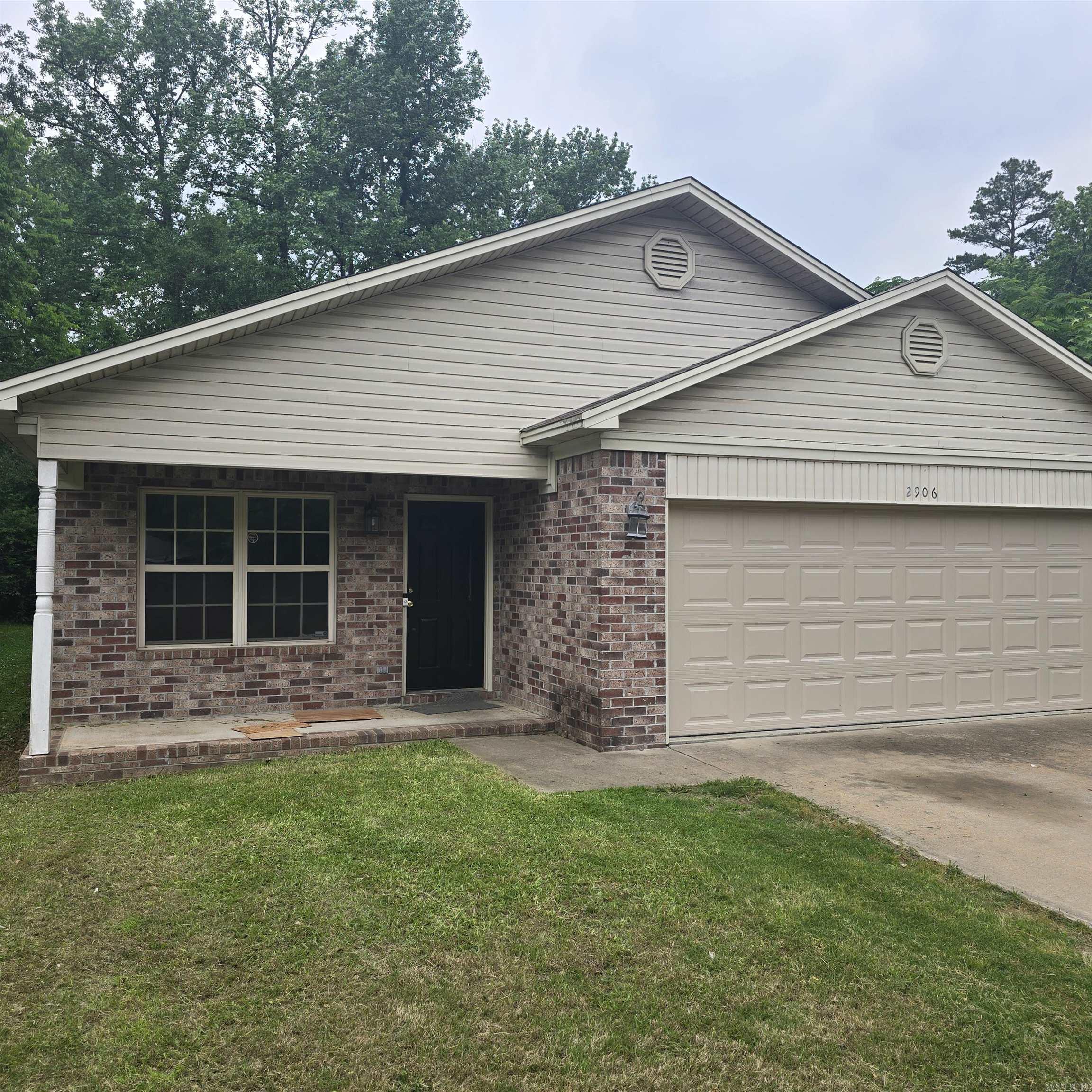 Beautiful 2006 construction home with luxury Vinyl Close to schools and central little rock area.