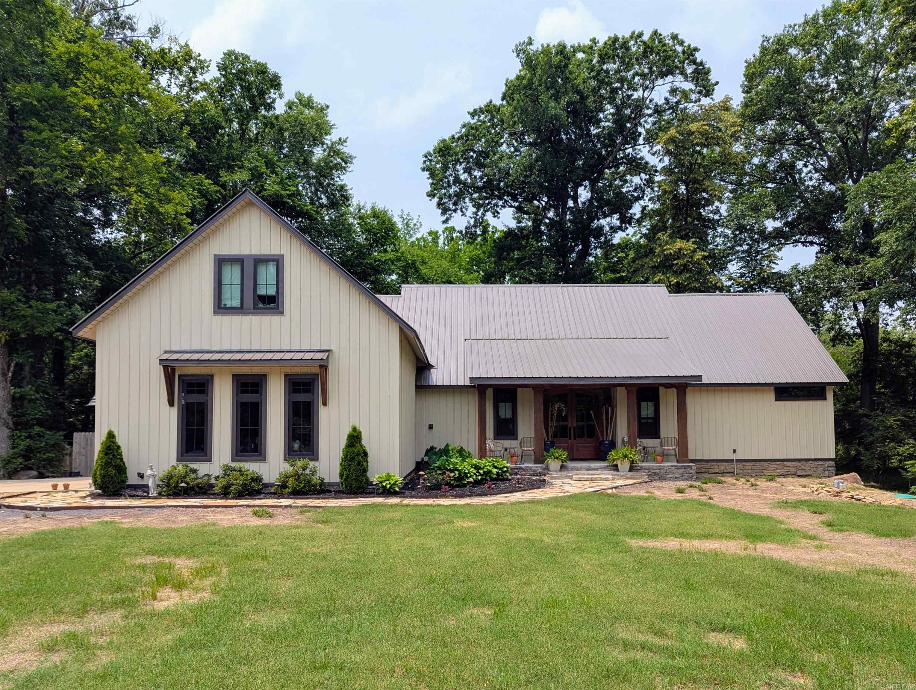 Charming and spacious home on the Little Red River. This home was built in 2022 is well appointed and features large great room with a beatuiful vaulted ceiling, screened porch with fireplace, three large bedroom suites with lots of closet space, walk-in pantry, awesome lighting, and so many wonderful touches that must be seen. This home gives off a happy and peaceful vibe and is worth a very close look.