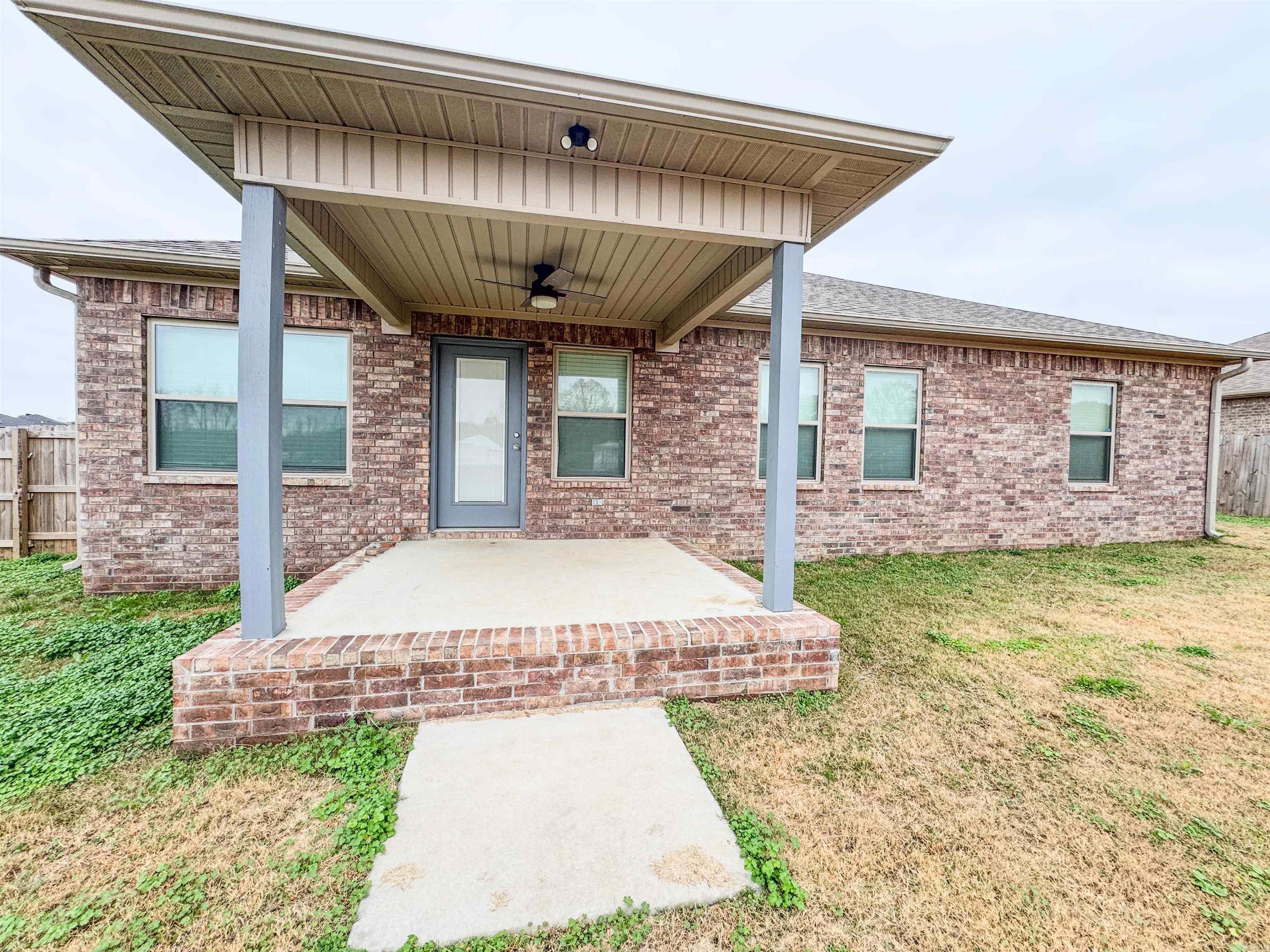 DEERFIELD ESTATES - Residential Lease