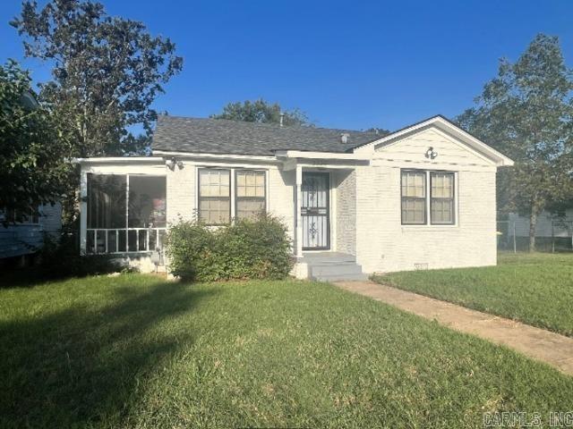 The is a newly remodeled 3/2 on a nice lot in the heart of the city. Everything is new. 2 new bathrooms, new kitchen with solid surface counter tops, new stainless-steel appliances, refinished hardwood floors, 4 ceiling fans, new roof in 2023, parking for 4 cars in the rear. Lovely screed-in side porch. CH/AC, Security system.