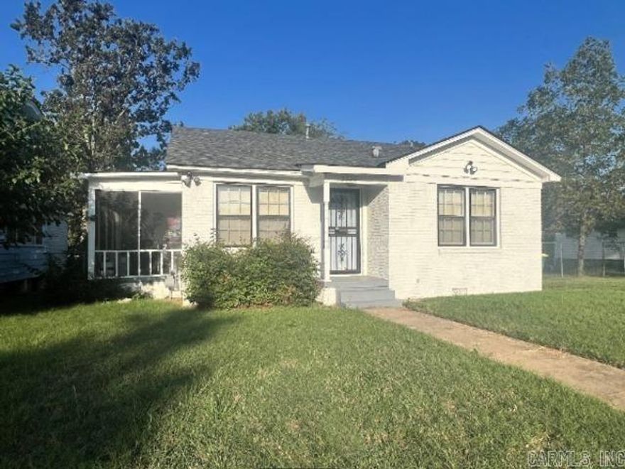 The is a newly remodeled 3/2 on a nice lot in the heart of the city. Everything is new. 2 new bathrooms, new kitchen with solid surface counter tops, new stainless-steel appliances, refinished hardwood floors, 4 ceiling fans, new roof in 2023, parking for 4 cars in the rear. Lovely screed-in side porch. CH/AC, Security system.