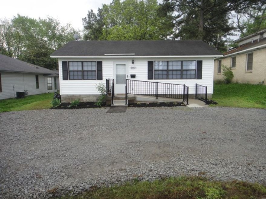 Adorable 2BR/1BA home close to Harding University. New carpet, freshly painted, very clean home. Eat-in kitchen. Laundry Room leads out to backyard. Partial chain fenced backyard. Circle drive. Nicely landscaped. Centrally located.