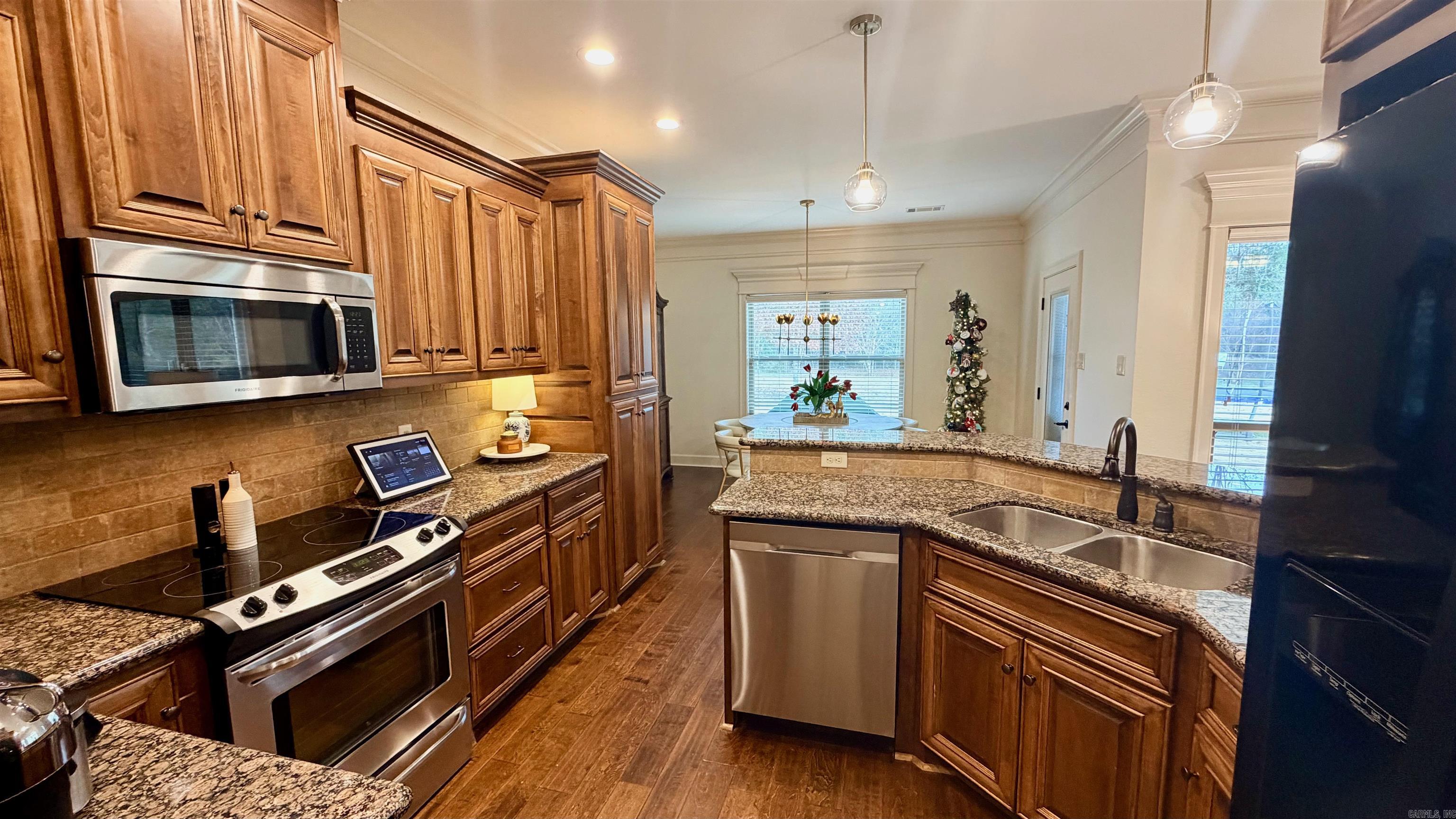 HUNTINGTON ESTATES - Residential