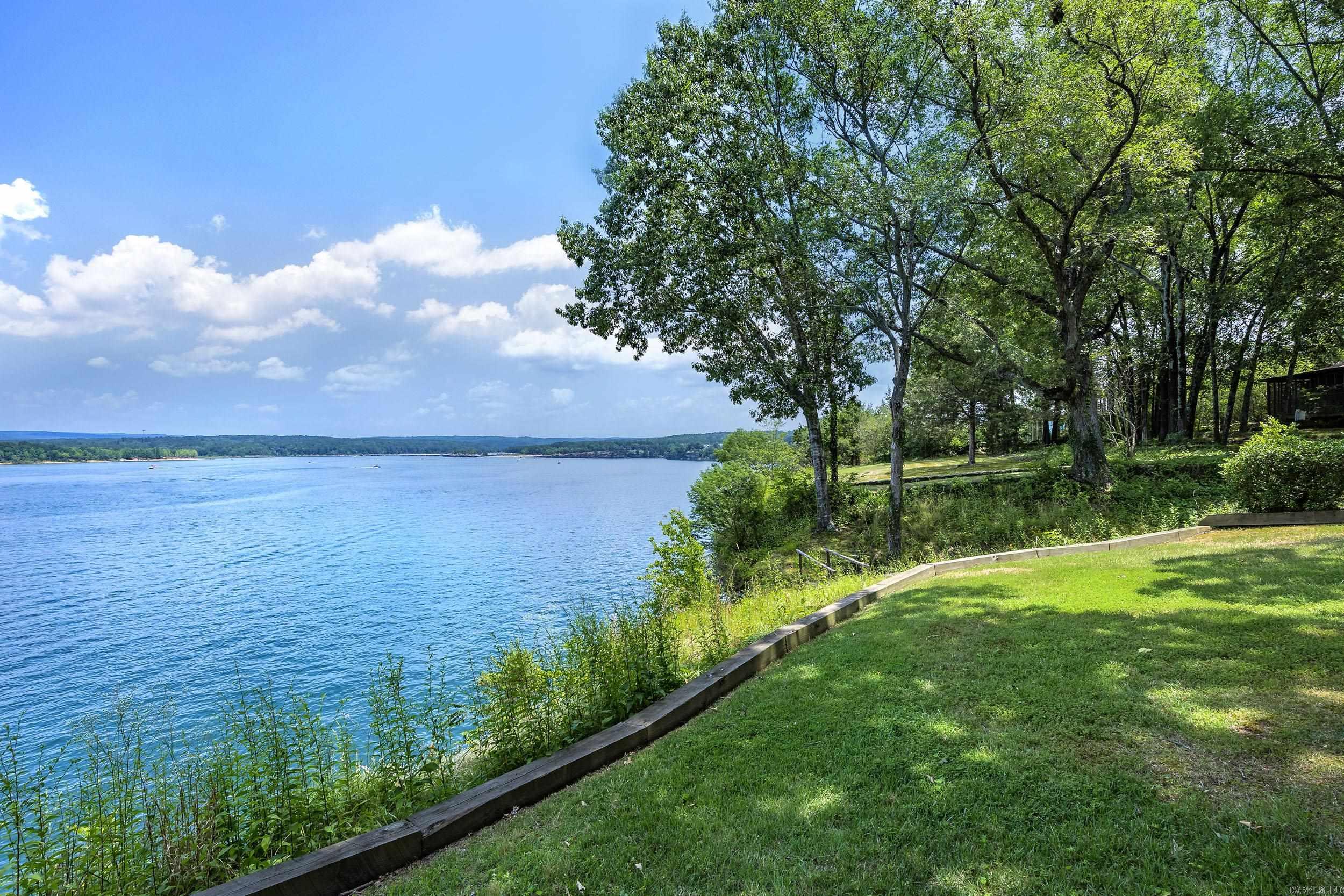 BRIARCLIFF - LAKE - Residential