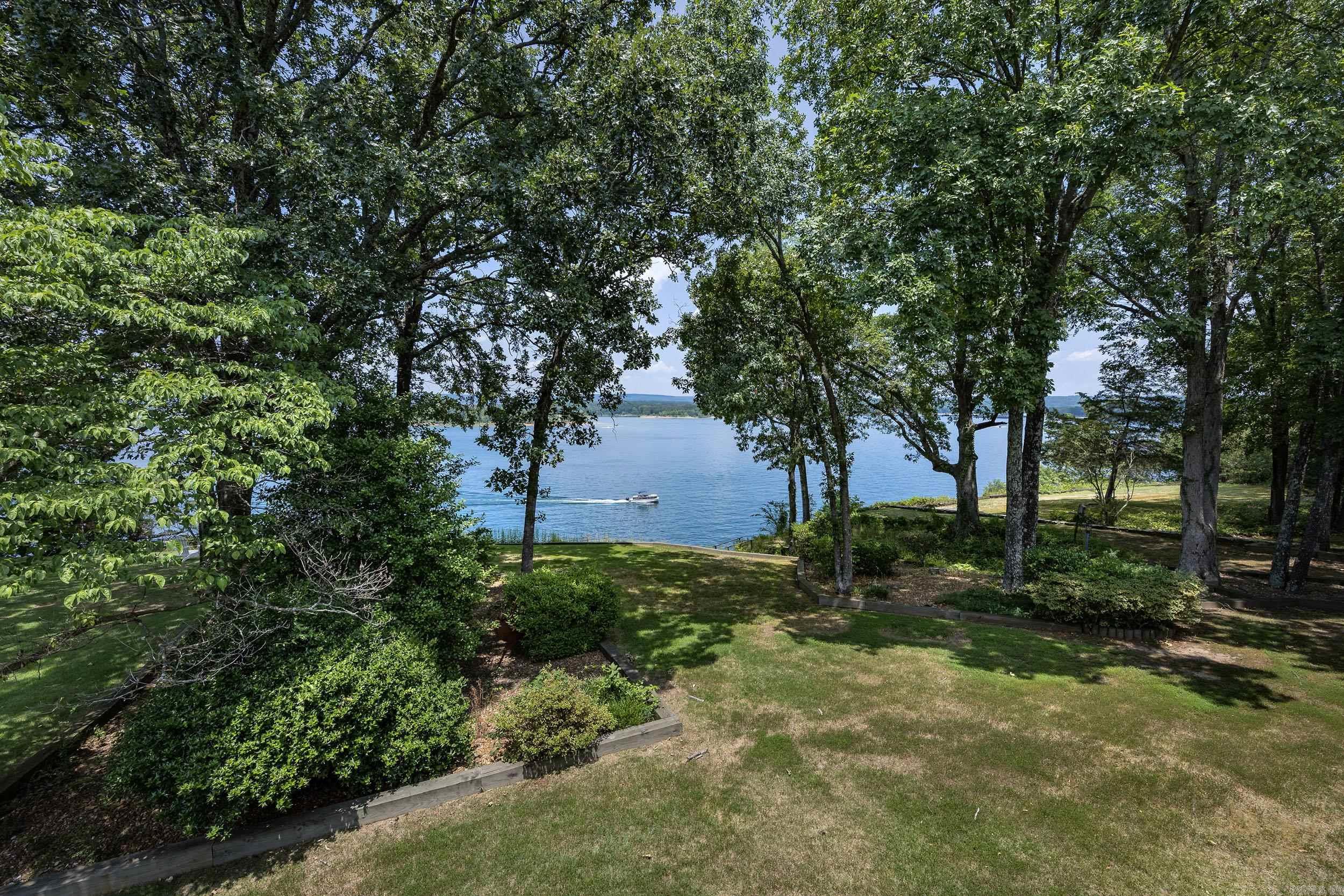 BRIARCLIFF - LAKE - Residential