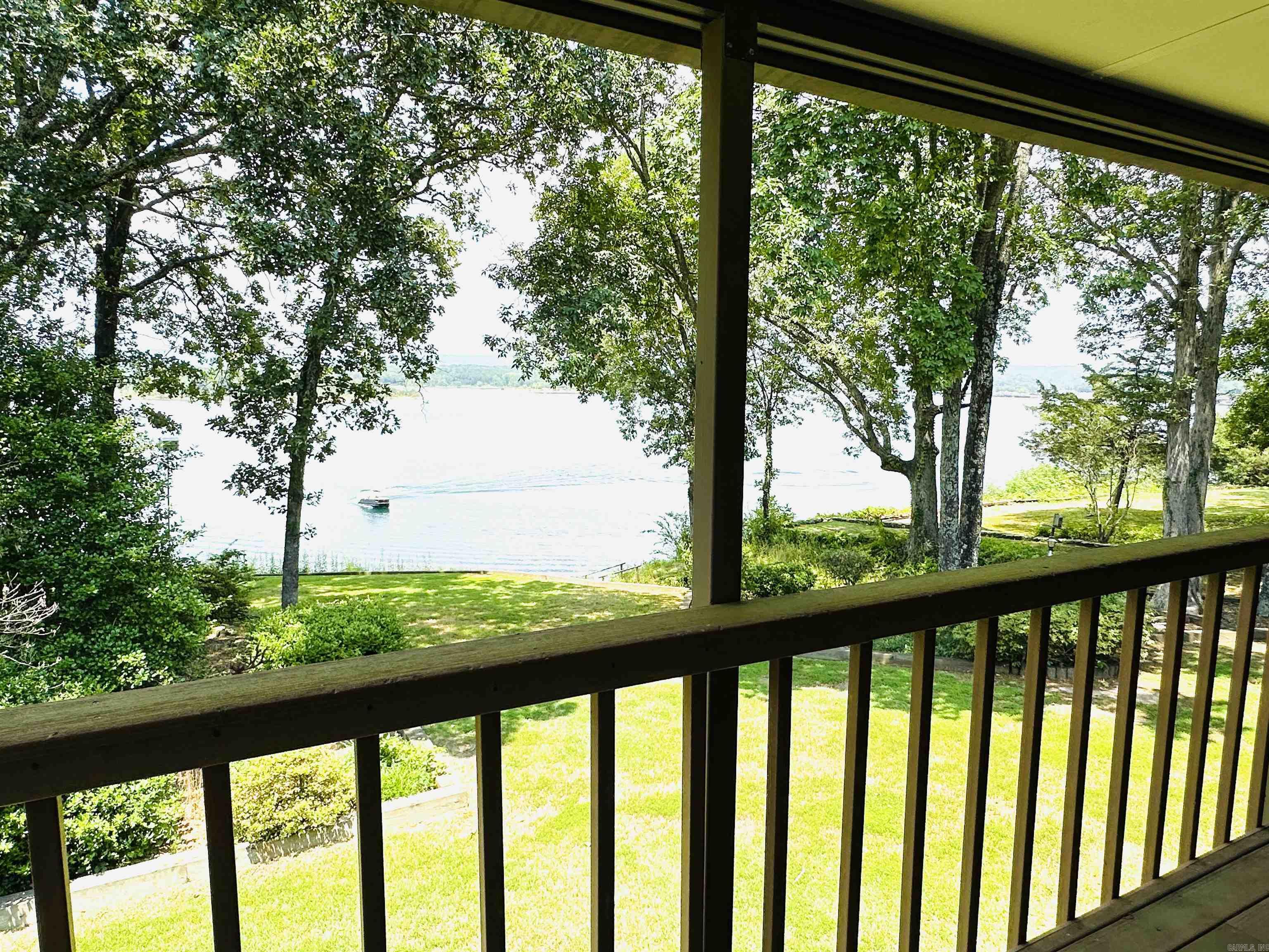 BRIARCLIFF - LAKE - Residential