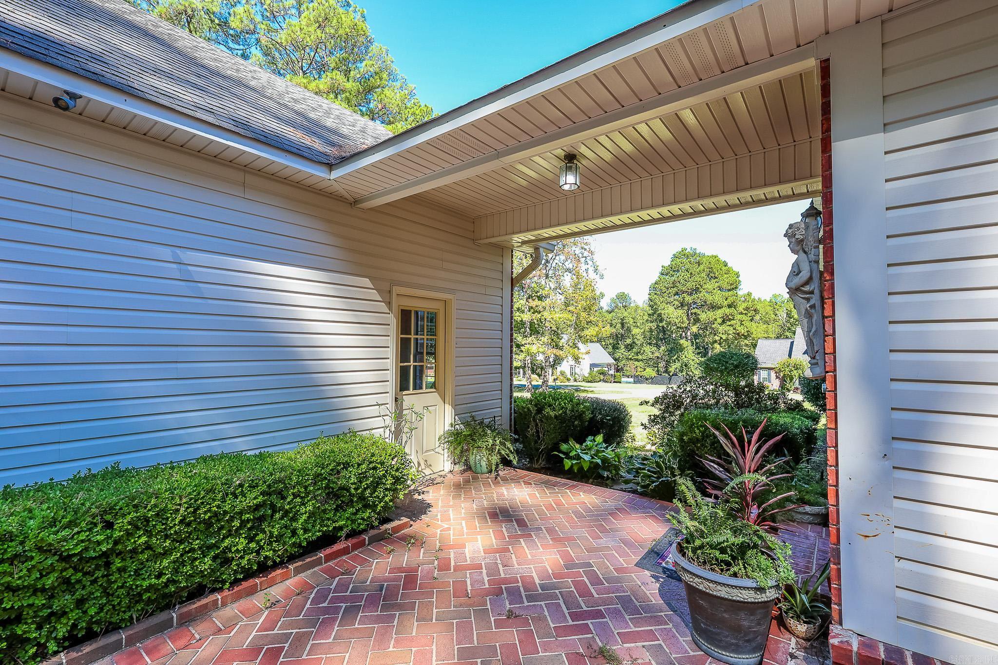 COUNTRY CLUB ESTATES - Residential