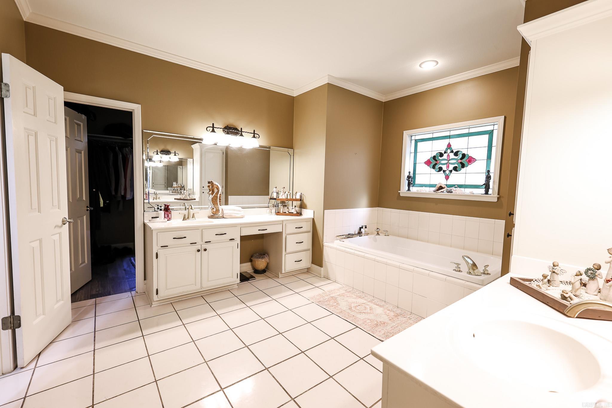 COUNTRY CLUB ESTATES - Residential