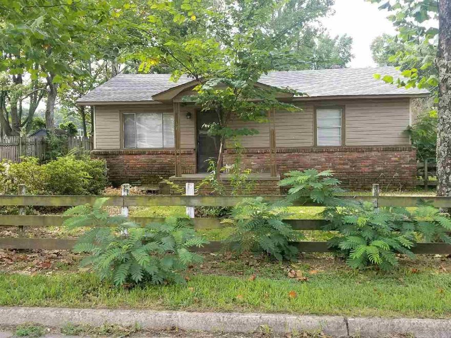 Cute and cozy Jacksonville home for rent! Convenient location, 2BR/1BA, updates throughout, fenced in yard!  Come check it out !  Give us a call 501-232-8964