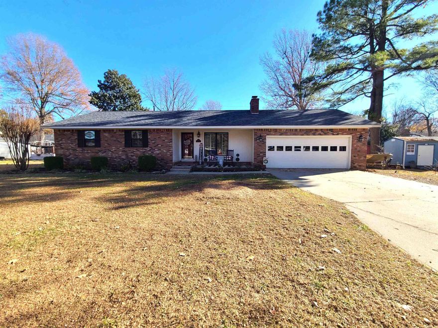 Very nice 3BR, 2BA, 1272SF home sitting on 0.32 acres in a picture-perfect neighborhood!