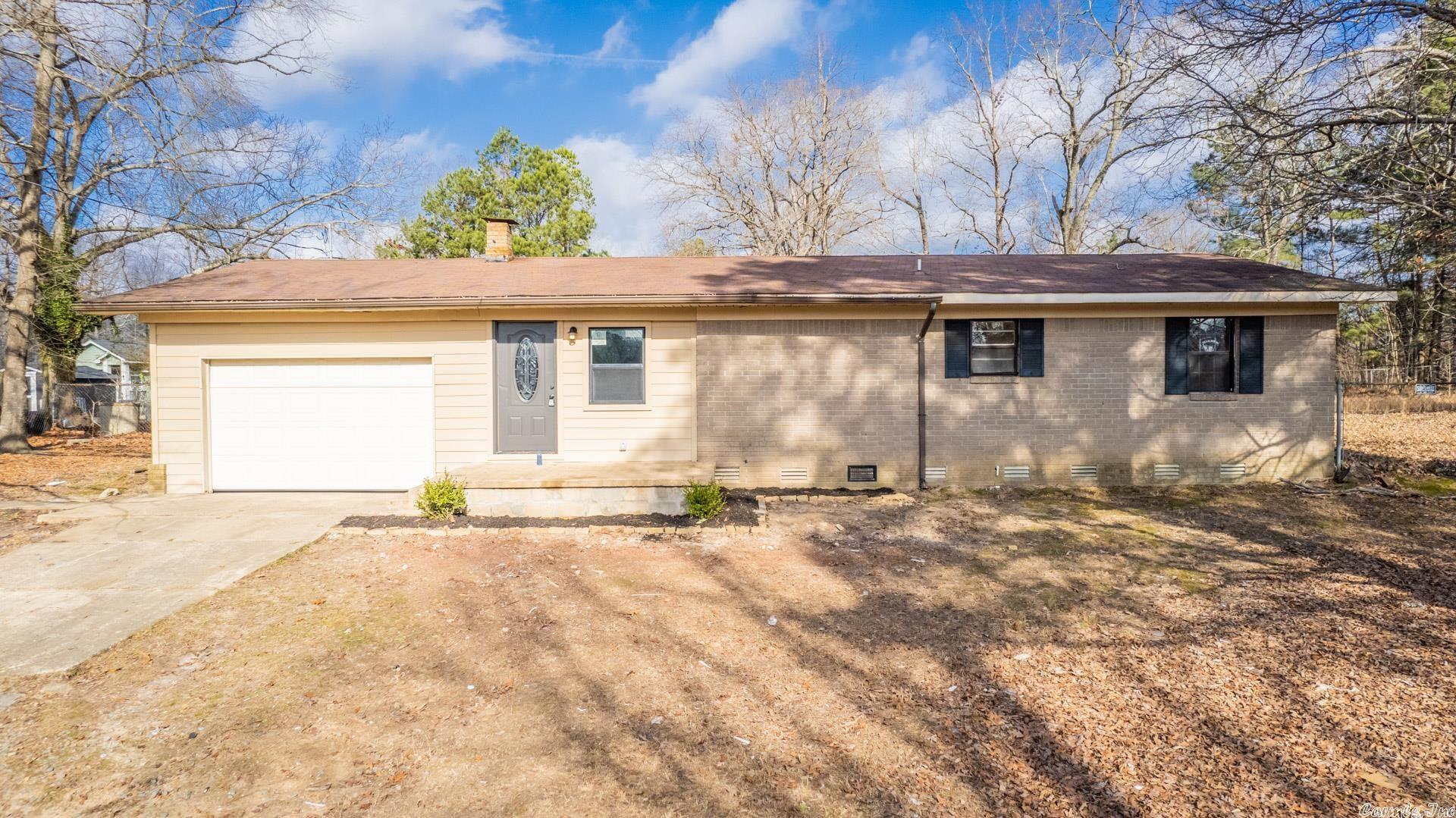 This nicely updated county home sits on little over an acre of land. The home is tucked back off the street and features 3 bedrooms and 2 bathrooms. There are new floors throughout the home, new paint, new stainless steel appliances and new fixtures. We are excited for you to come see if this home and acreage is for you. You have tons of flexibility with this property. Call our listing agents today if you have any questions. ** Buyerās financing fell through at the last minute. **