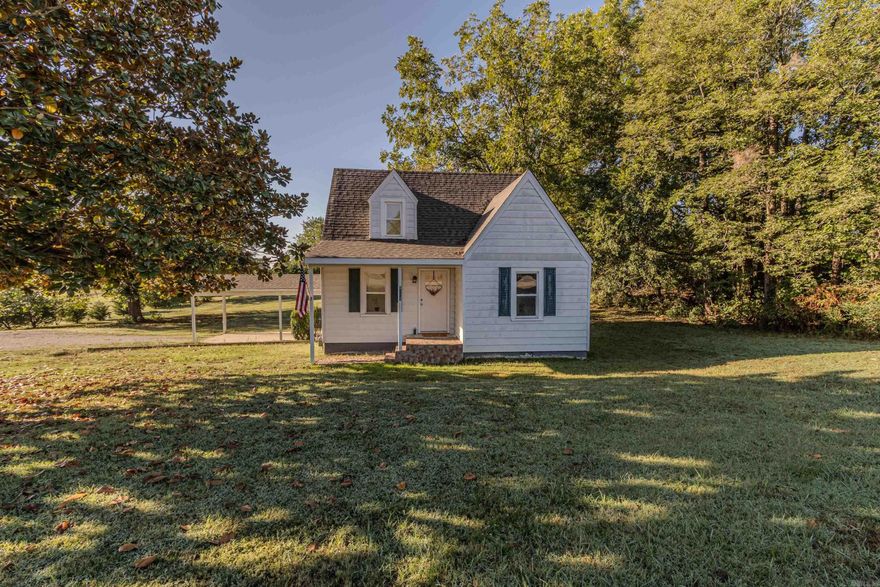 Looking for a property with potential? With highway frontage and a 1 acre lot this one definitely gets the wheels turning. 3 bedrooms with 1.5 baths and super clean..turn key ready! Fresh new updates include new flooring, New paint, New kitchen cabinets, new fixtures! This home is picture perfect! Located on the westside of Paragould.