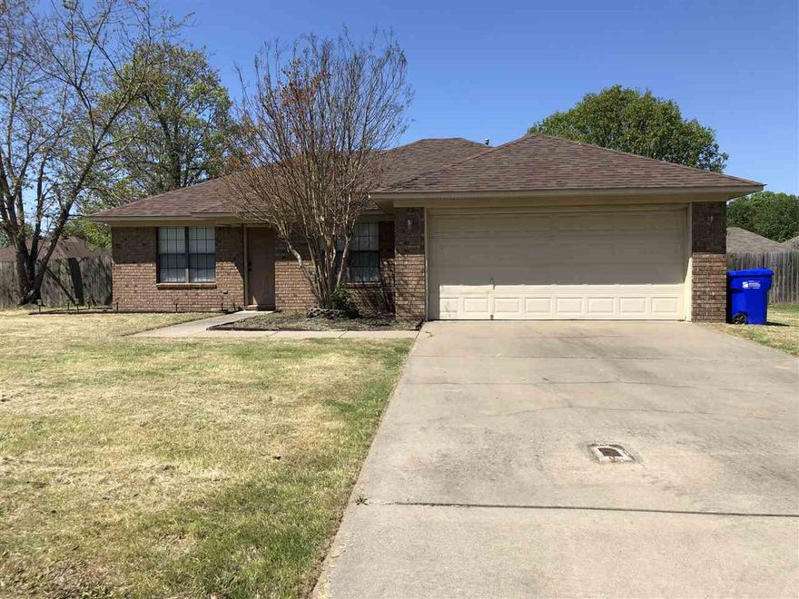 Well maintained 3br 2ba close to shopping and restaurants. available now! Pets are negotiable with a non-refundable pet deposit.