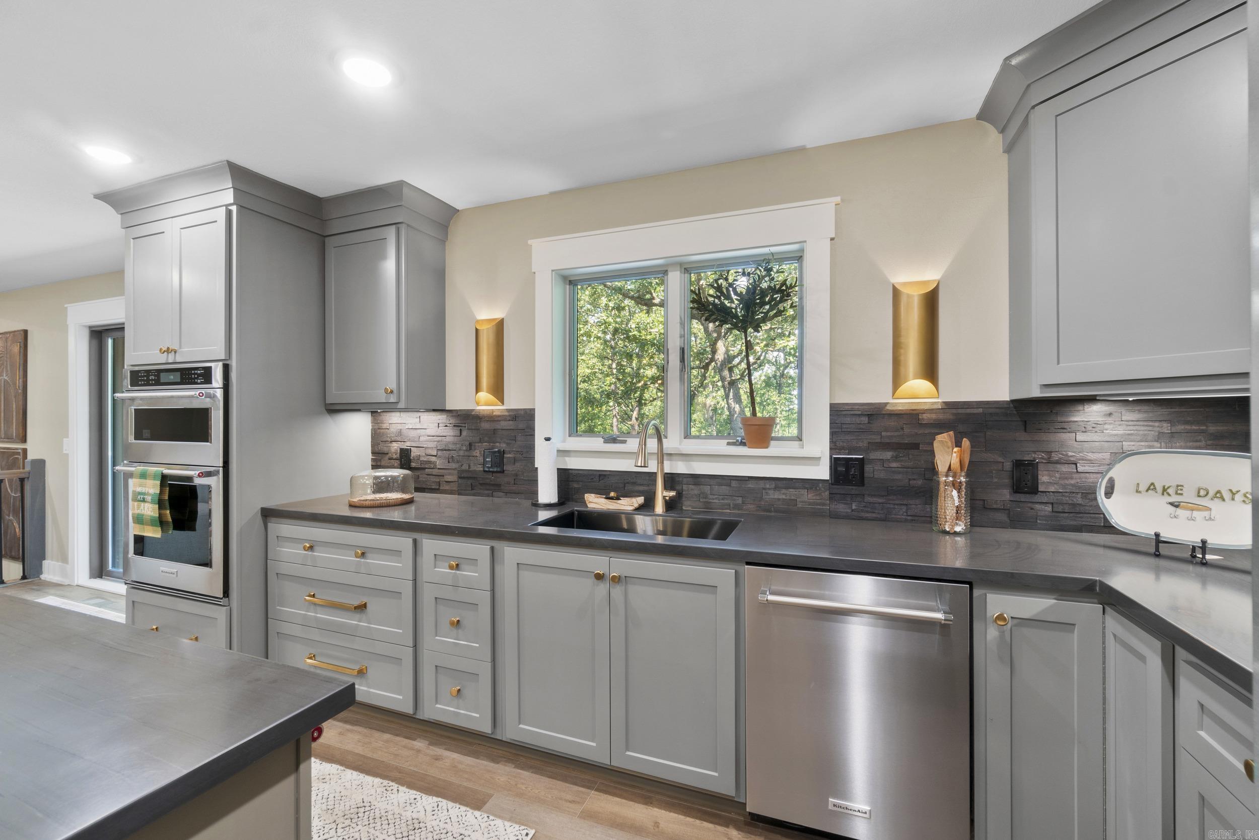 BAYWOOD - LAKE - Residential