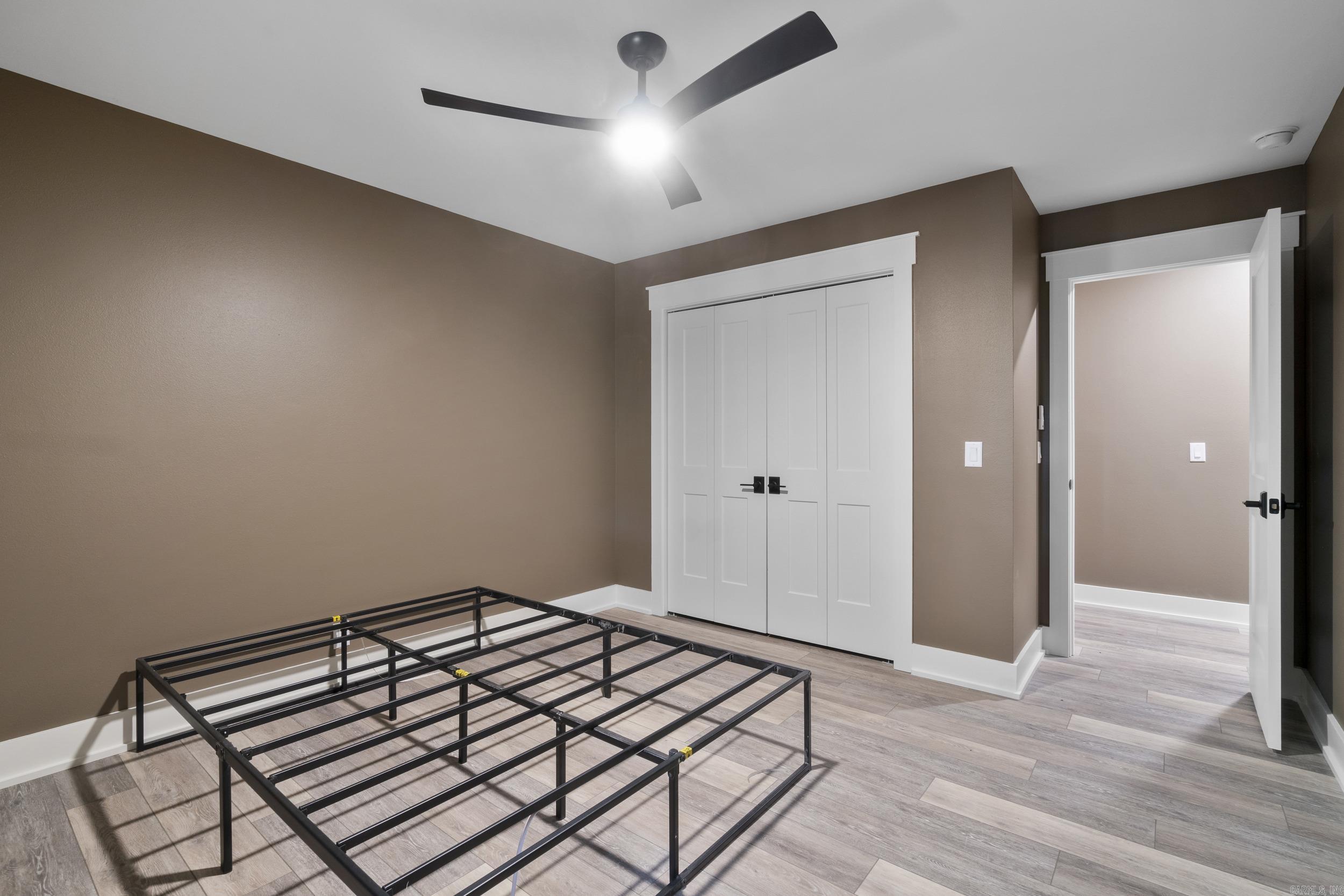 BAYWOOD - LAKE - Residential