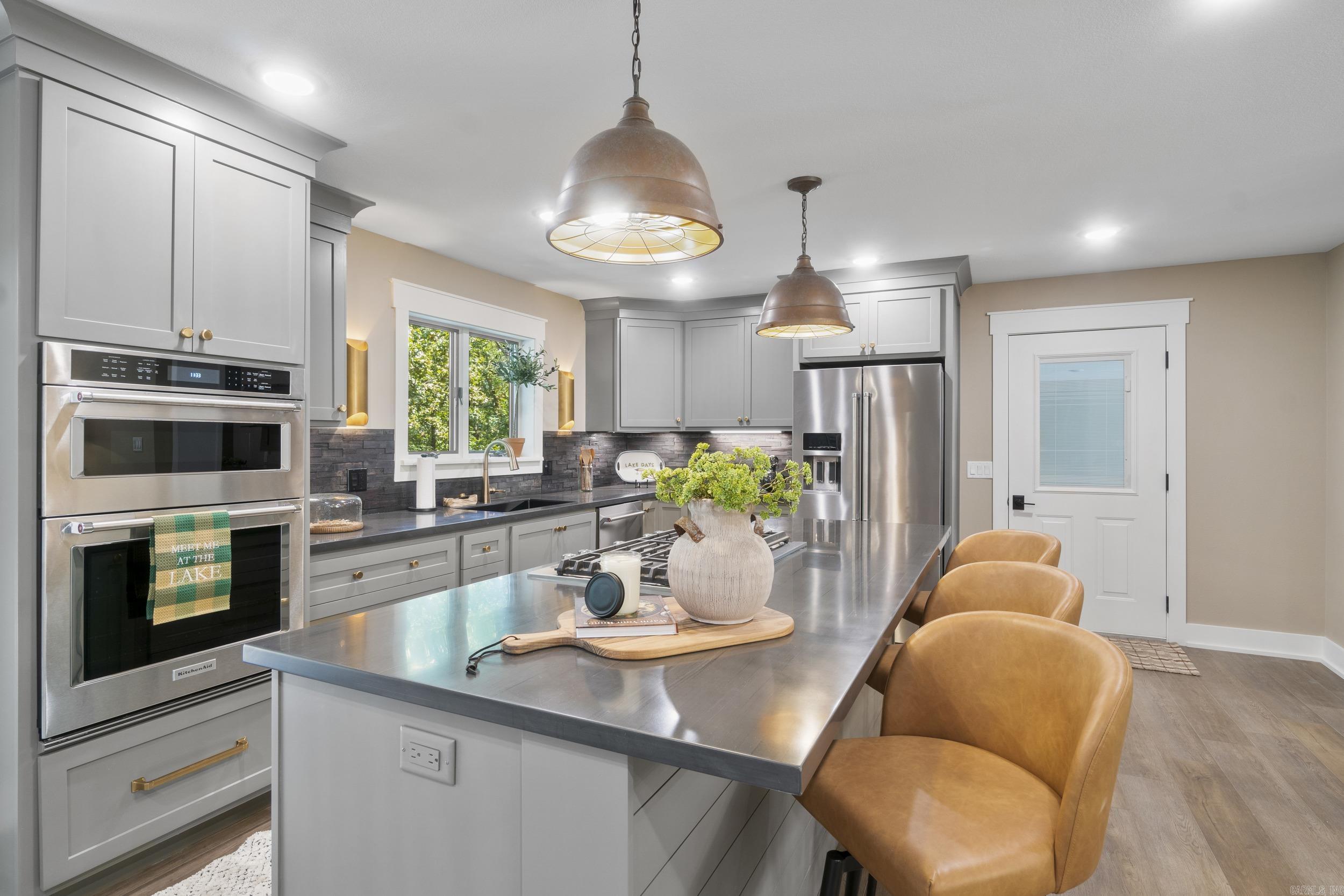 BAYWOOD - LAKE - Residential