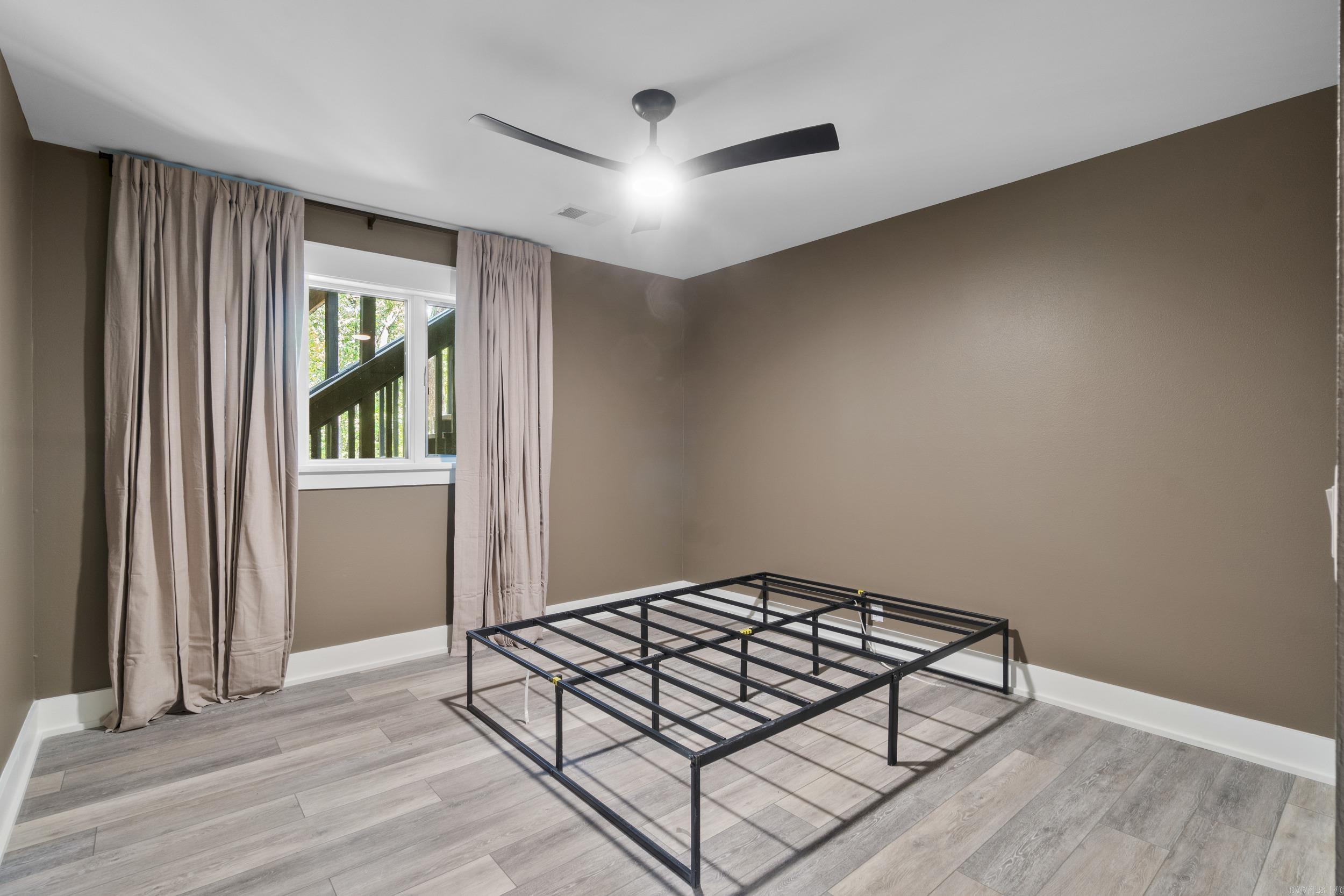 BAYWOOD - LAKE - Residential