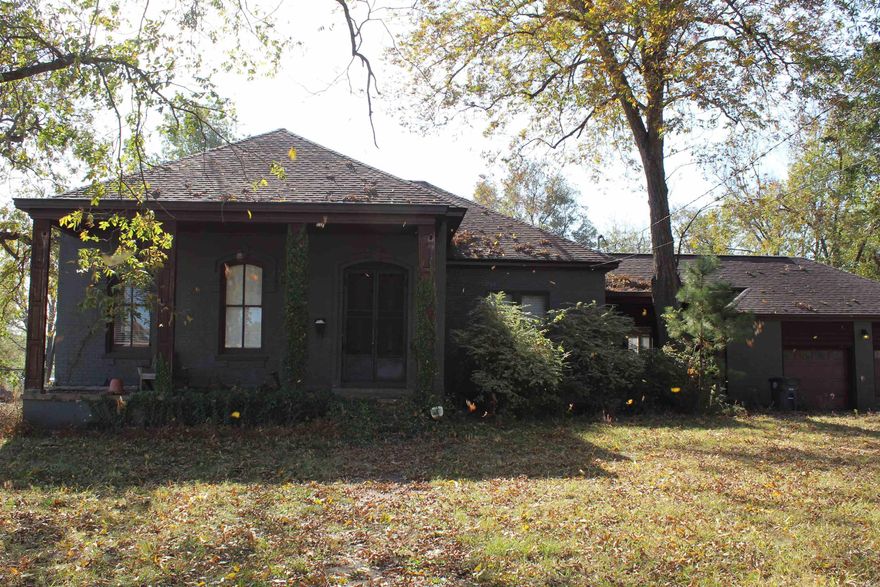 Single-story house with a dignified appearance, built in 1855, wide hallways, tall ceilings, on two lots. This kind of property often has historical and architectural significance, and it might be of interest to those who appreciate vintage charm.