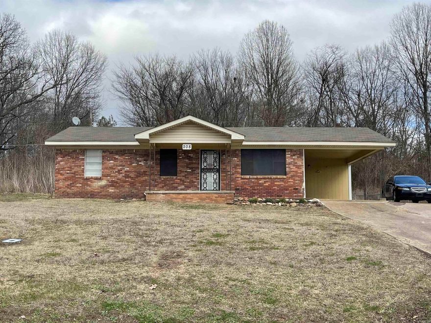 Wonderful starter home or looking to downsize. Spacious back yard. Quiet neighborhood.