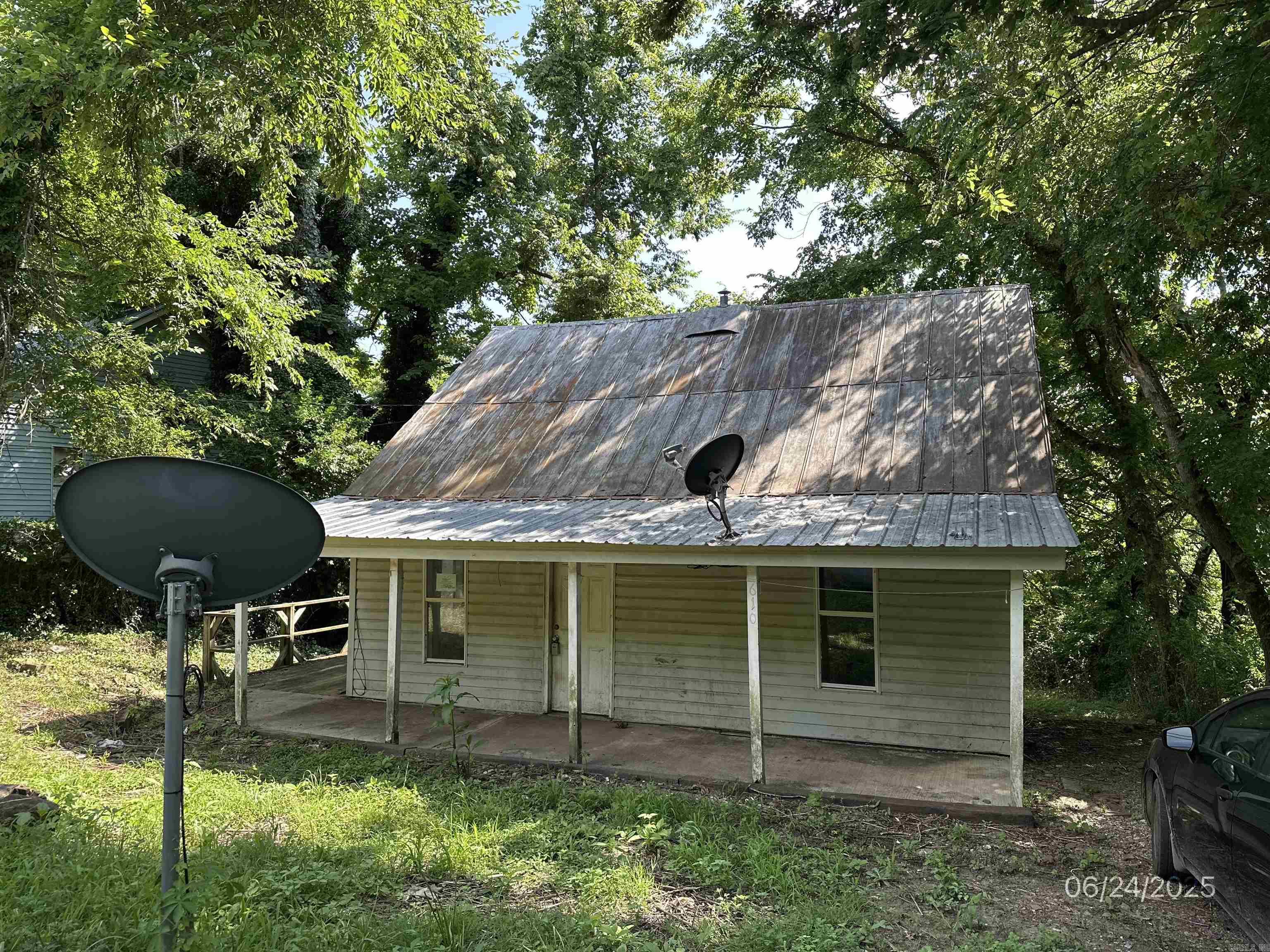 1 bedroom, 1 bath home that needs some TLC in downtown Leslie. This could be a cozy little home when brought back to its potential. It has a covered porch and a deck to sit on in the cool of the evening. The house is close to the National Buffalo River. This is a foreclosure and all offers must be submitted at www.vrmproperties.com. Agents must register as user, enter the property and click on "start Offer". This property is being sold as is. "Due to condition, the property may have health/safety risk(s). Prior to entry / access, all parties must sign a Hold Harmless Agreement and the property may only be shown by appointment"