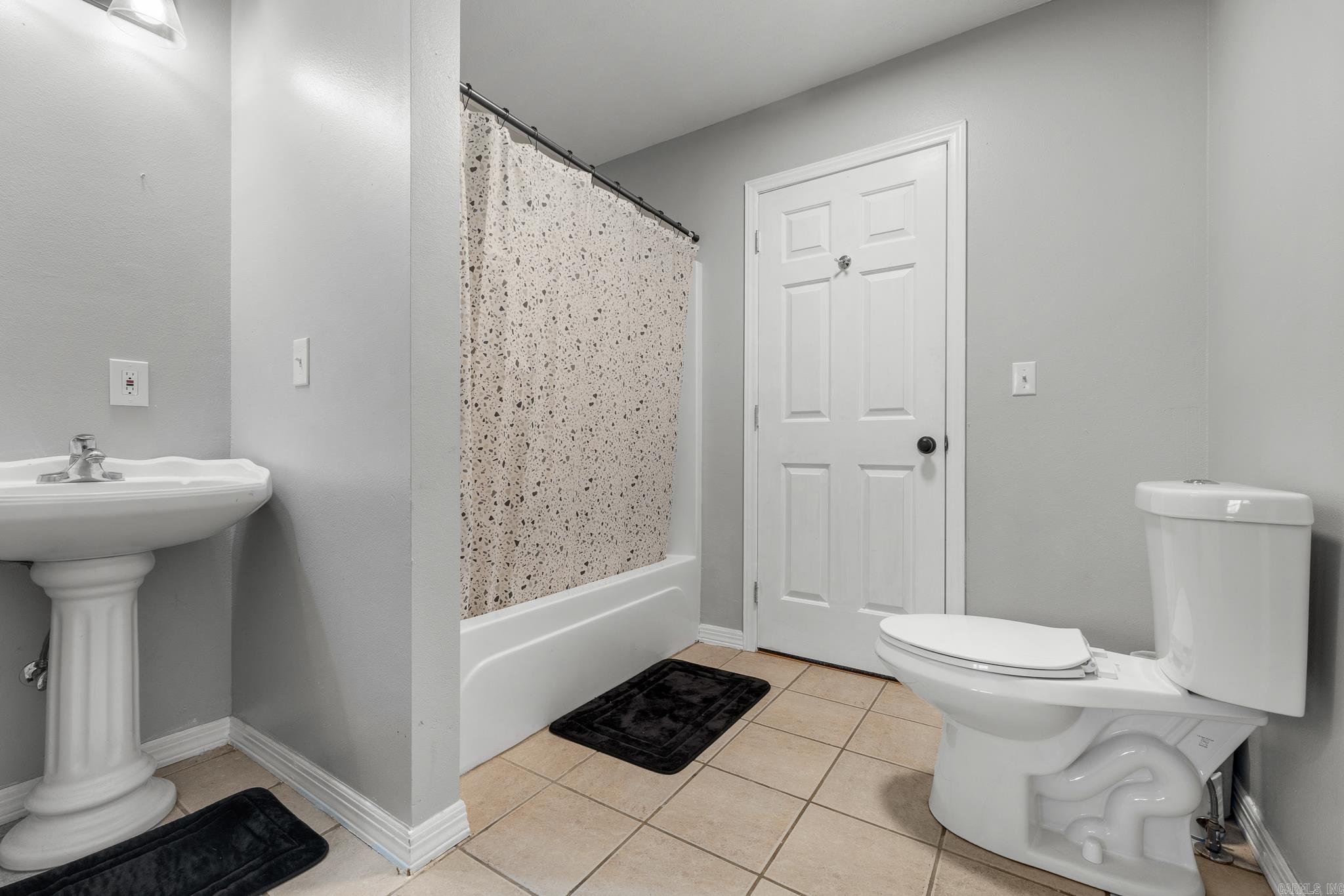 COUNTRY HILLS ESTATE - Residential