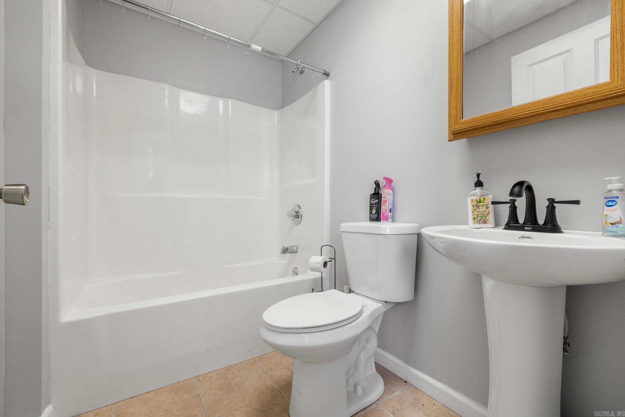 COUNTRY HILLS ESTATE - Residential