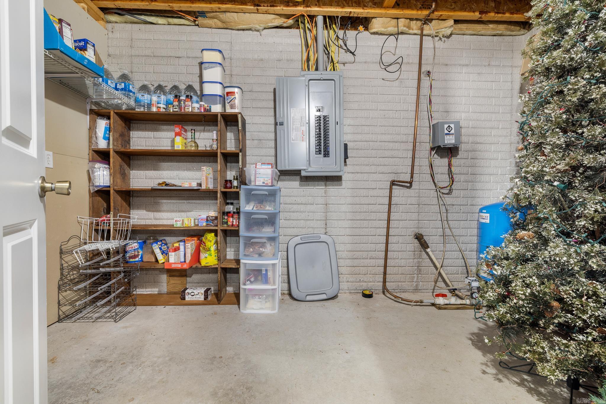 COUNTRY HILLS ESTATE - Residential