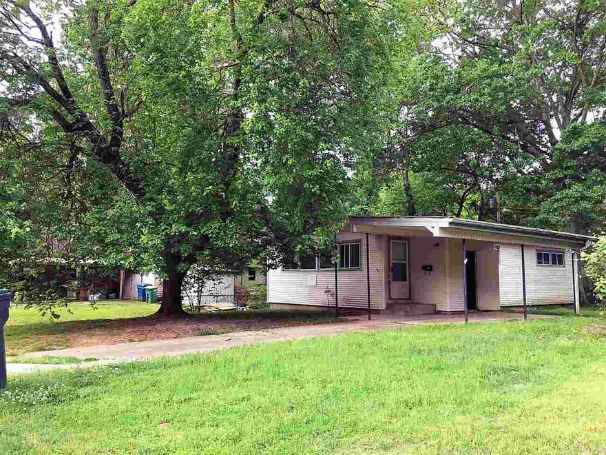 3 Bedroom 1.5 Bath home close to Elementary school Beautiful Hardwoods