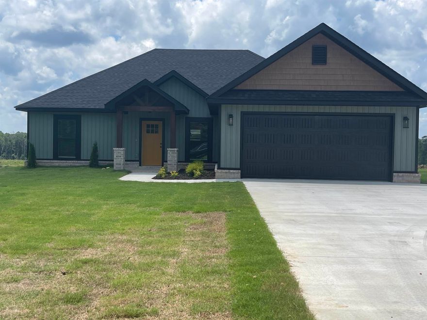 Great street appeal! Beautiful new construction home on flat one acre lot in Bauxite School District. Features 9ft ceilins throuhout and 10ft in main area, large breakfast bar in kitchen, recessed electric fireplace with 50 inch TV above mantel in living area. Primary bathroom has double vanities, tiled walk in shower and large closet.