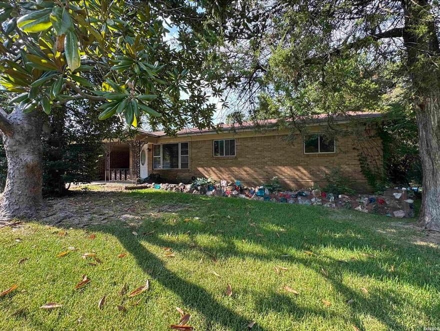 Investor Special or First-Time Buyer Opportunity in Lake Hamilton School District! Welcome to 110 Briarcroft—a 3-bedroom, 1.5-bath home with just under 1,400 sq. ft. of living space in the highly sought-after Lake Hamilton School District. This property is priced well below market value and offers incredible potential for instant equity with some updates and improvements. Whether you’re an investor, flipper, or first-time buyer willing to put in some work, this home is a fantastic opportunity. A bonus is a nearby boat ramp that provides easy access to beautiful Lake Hamilton! Suggested updates may include new or refinished flooring, fresh paint, bathroom upgrades, and potential replacement of the original windows if desired (check out Entergy grants for assistance). The roof shows some age, but no active leaks are known. The septic tank has recently been cleaned out. The home features a functional floor plan, spacious bedrooms, and a convenient location close to schools, shopping, and dining. Don’t miss this chance to secure a property in one of the area’s most desirable districts at a great price. Schedule your showing today and imagine the possibilities!