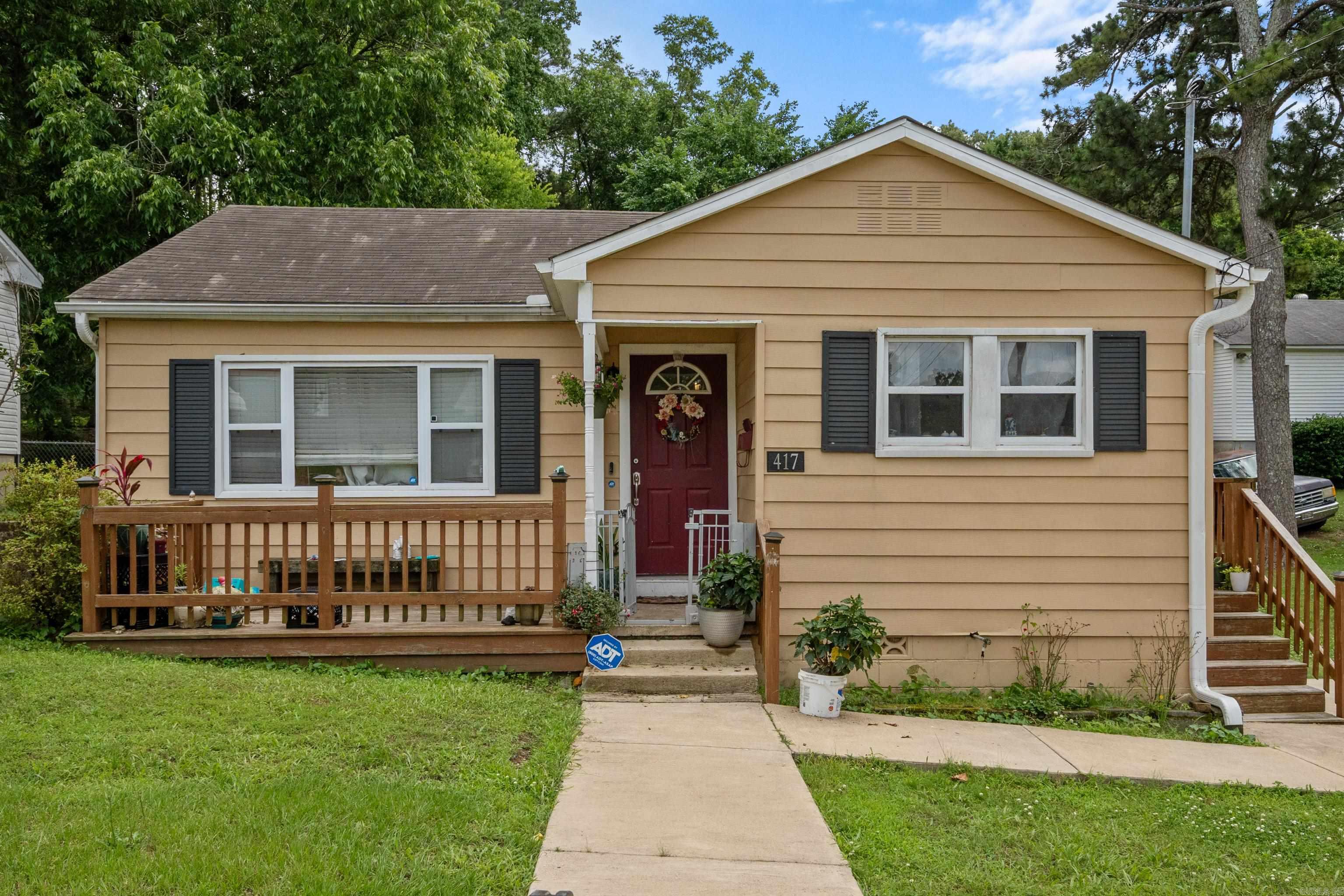 Looking for a 3-bed, 1-bath home located close to all the city's amenities? This home would be great for a first-time homeowner, retiree, or for an investor. Currently occupied with long-term renter.