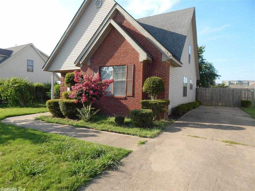 Move in ready home with open floor plan. Master bedroom on main floor with large walk in closet. Additional bedrooms also have large spacious closets.