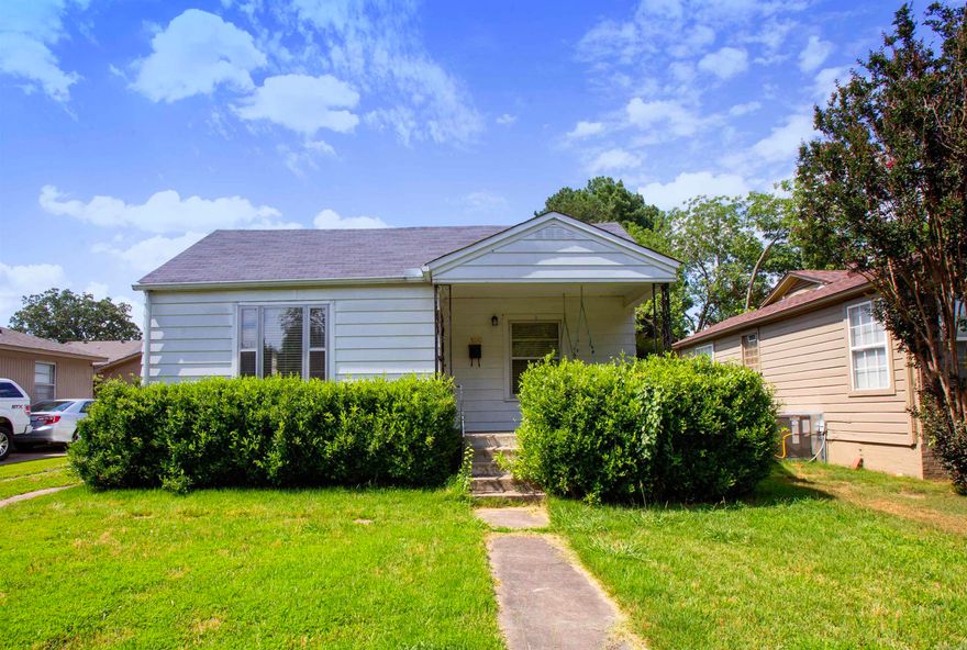 MOVE IN SPECIAL! HALF OFF FIRST MONTH’S RENT!! Cozy 2BD with a cute front porch swing in the Hillcrest area in Little Rock that is waiting for you to call home. Beautiful hardwoods throughout most living spaces and the bedrooms. Eat-in-kitchen where you can enjoy meals with family or friends. Completely fenced in yard that is perfect for anyone with kids or pets. Minutes away from CHI and UAMS. Close to shopping, dining, and much more! This property is managed by Hoffman Team so beware of scammers - we will never ask you to Cashapp us money. The lease for this property is flexible with a 3% increase after the first year. Income must be 3x the amount of rent. This property does not accept section 8.