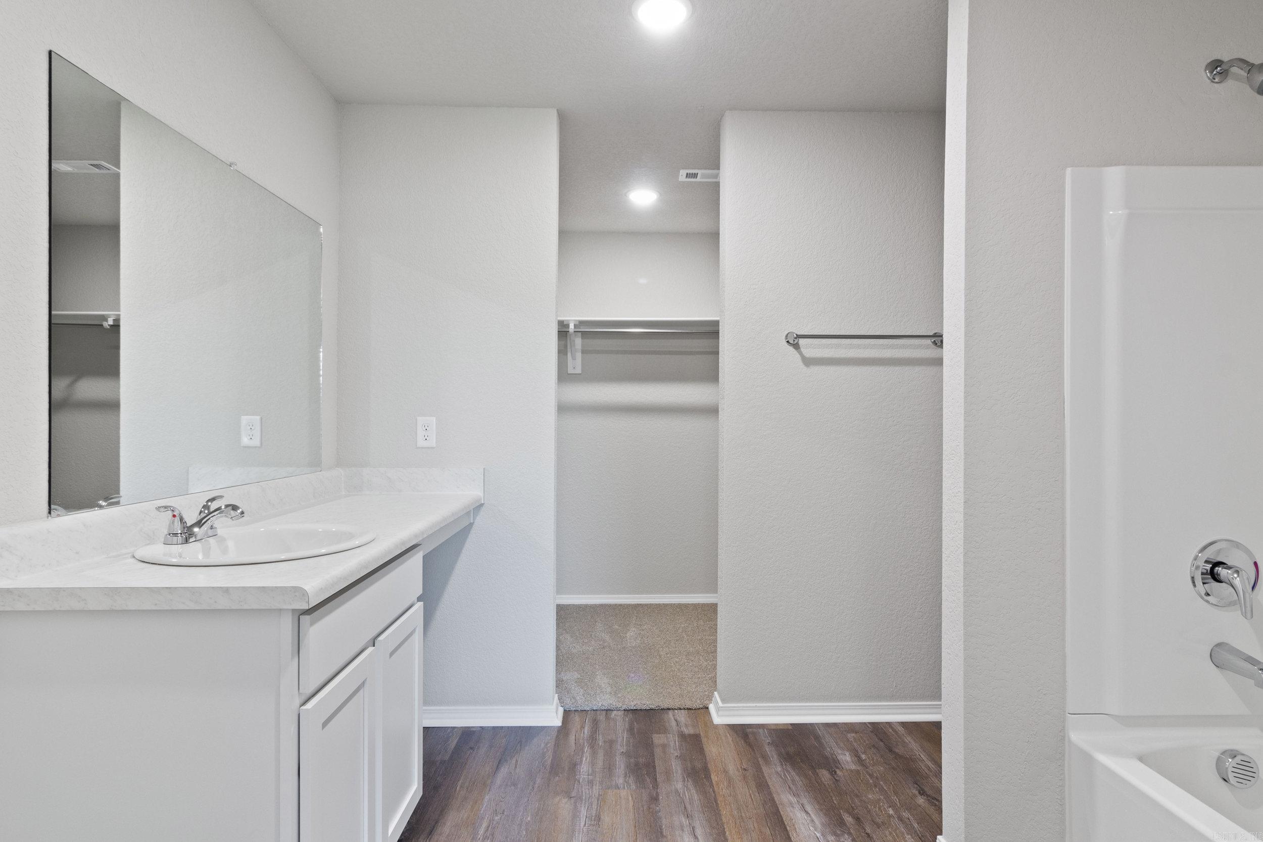 COUNTRY CLUB OF ARK THE - Residential