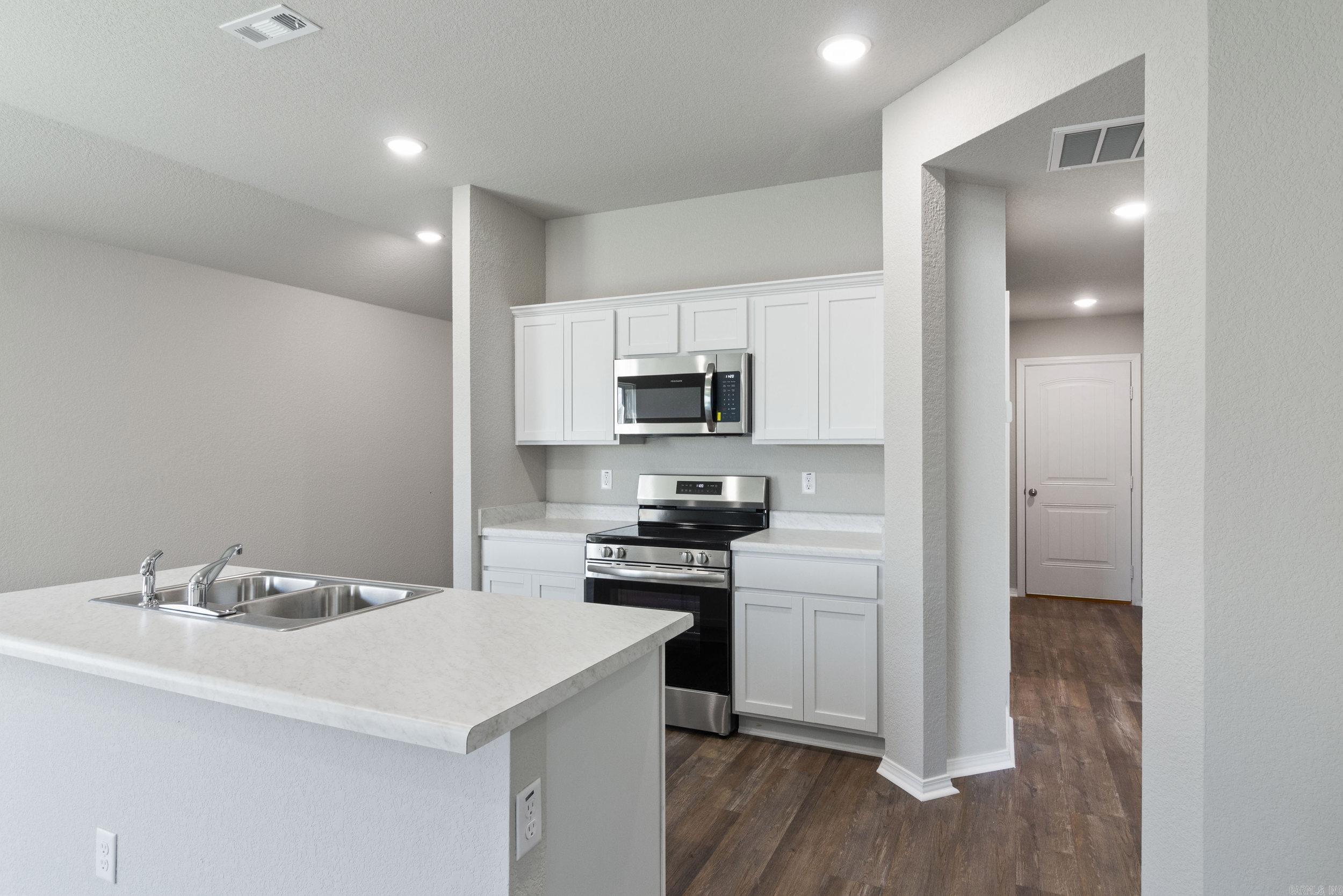 COUNTRY CLUB OF ARK THE - Residential