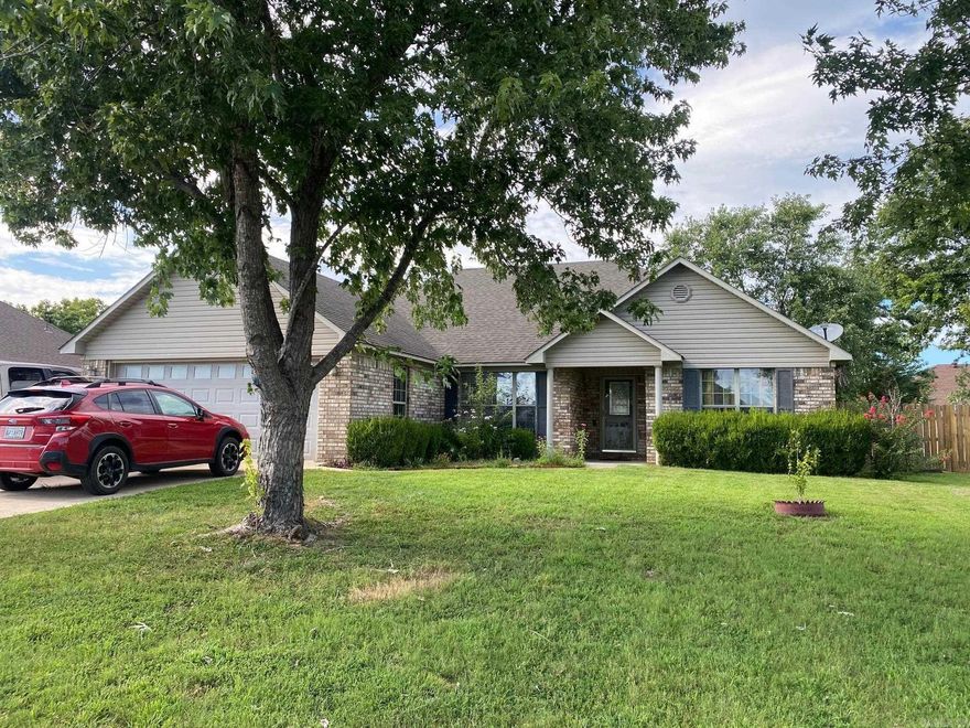 Beautiful brick home with large fenced backyard. Spacious open floor plan, home can be a three bedroom with a large bonus room or a 4 bedroom home. Lots of possibilities.  Great starter home or retirement home!!!***** NEW ROOF COMING****