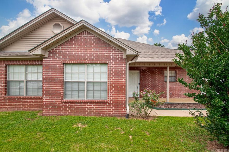 Come take a look at this spacious open-concept! Super plan with split bedrooms. The great room is open to kitchen dining area & features a wall of built ins!! Kitchen has breakfast bar & an eat in area that features window seating! Primary suite is roomy and primary bath has spa tub & separate shower.  Other bedrooms are ample with good closets! You will be so happy to sit in the screened porch area morning, afternoon or evenings to relax!! Nice backyard with newer fence for privacy or your fur babies. Agents see remarks for updates