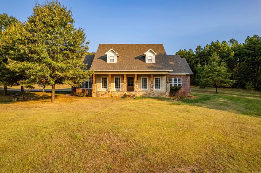 Sprawling house that overlooks breathtaking 13.5 acres that includes highway frontage.  This spacious home is in a country setting, yet moments from town.  This is a great location if you work in Hot Springs or commute to Little Rock.  The beauty is beyond description.