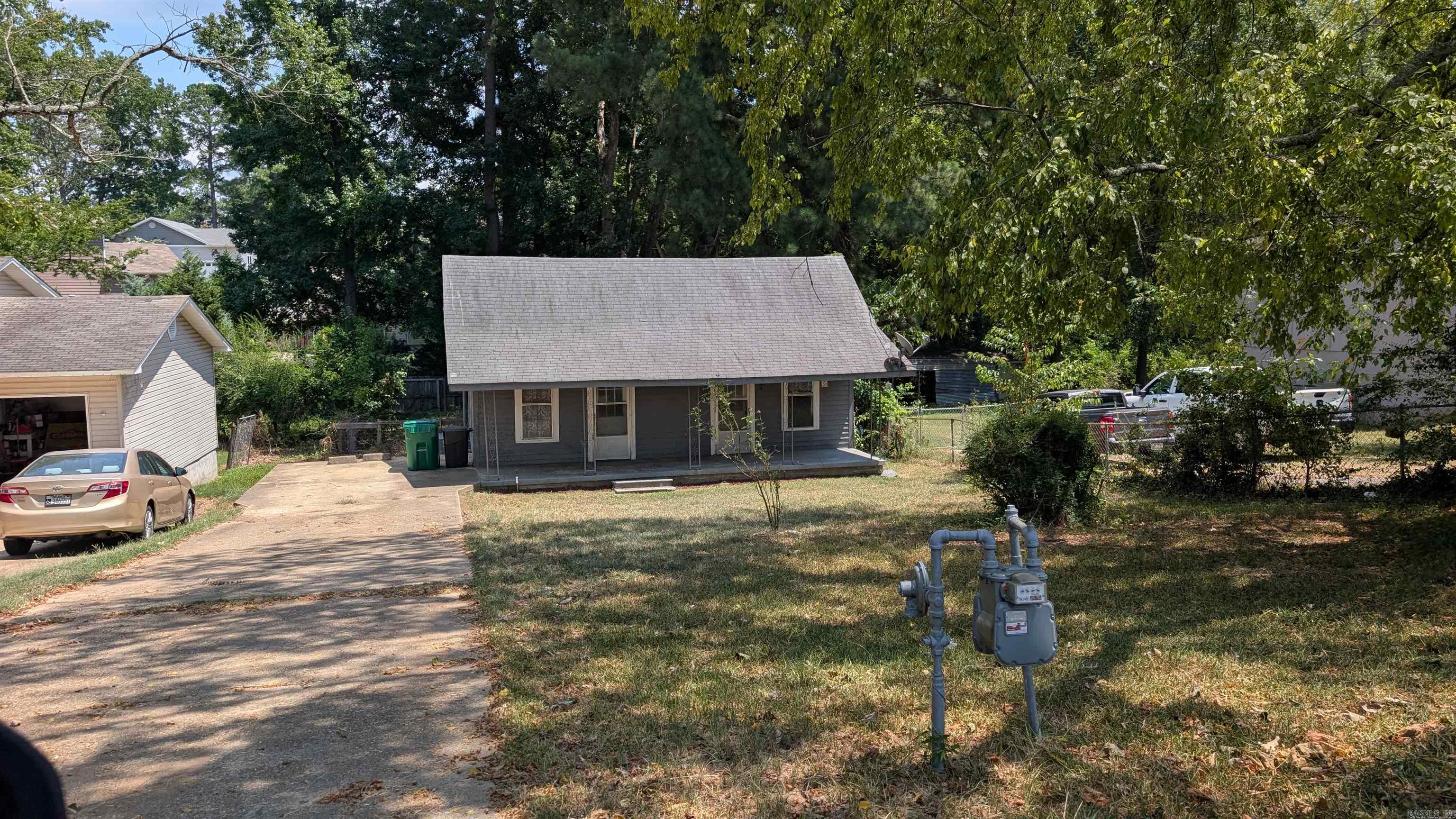 2 bedroom 1 bath house. New central heat and air installed in 2021. Paint, floors, lighting, and water heater installed in 2020. Easy access to the interstate and shopping centers.