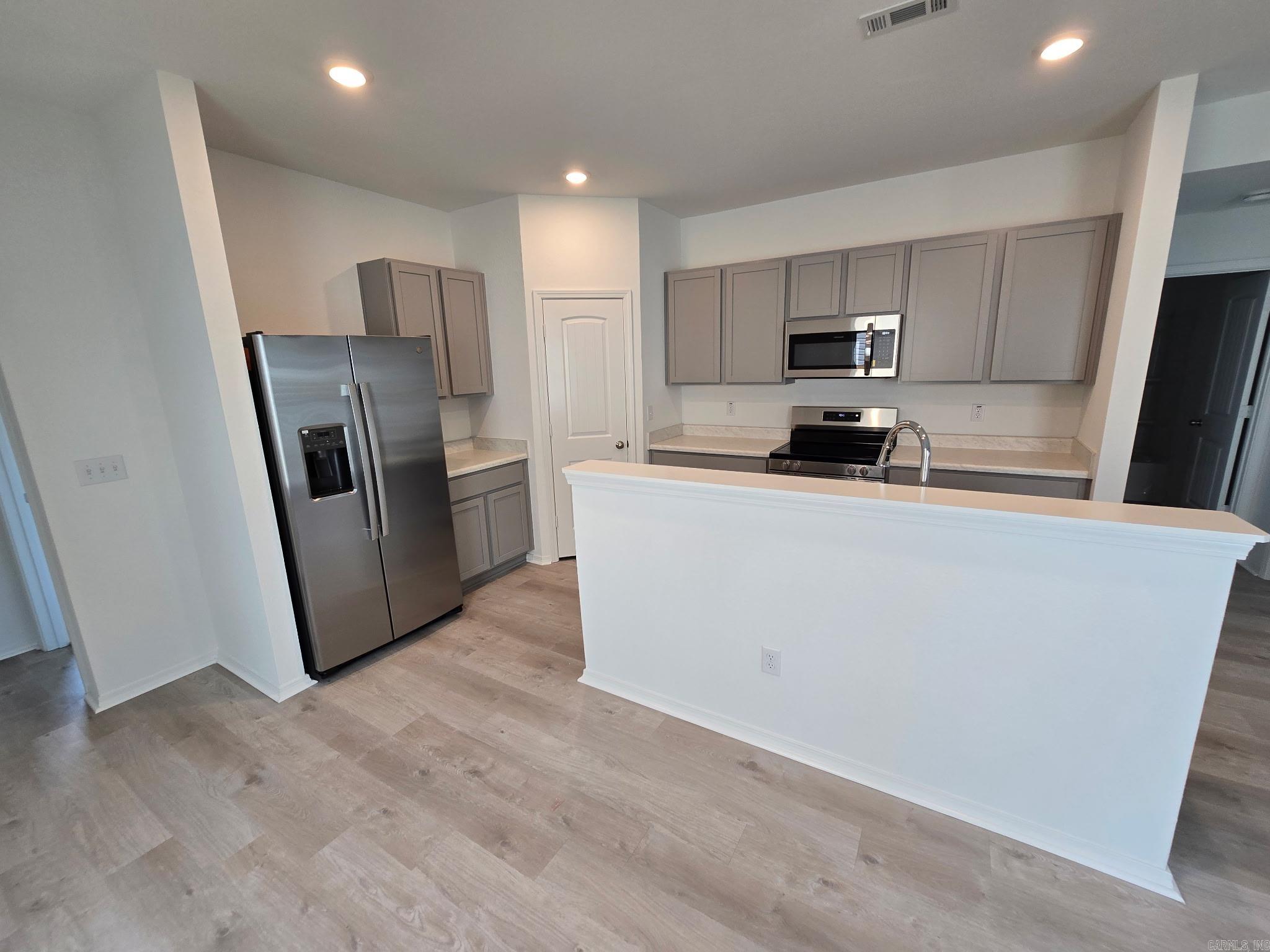 COUNTRY CLUB OF ARK THE - Residential Lease