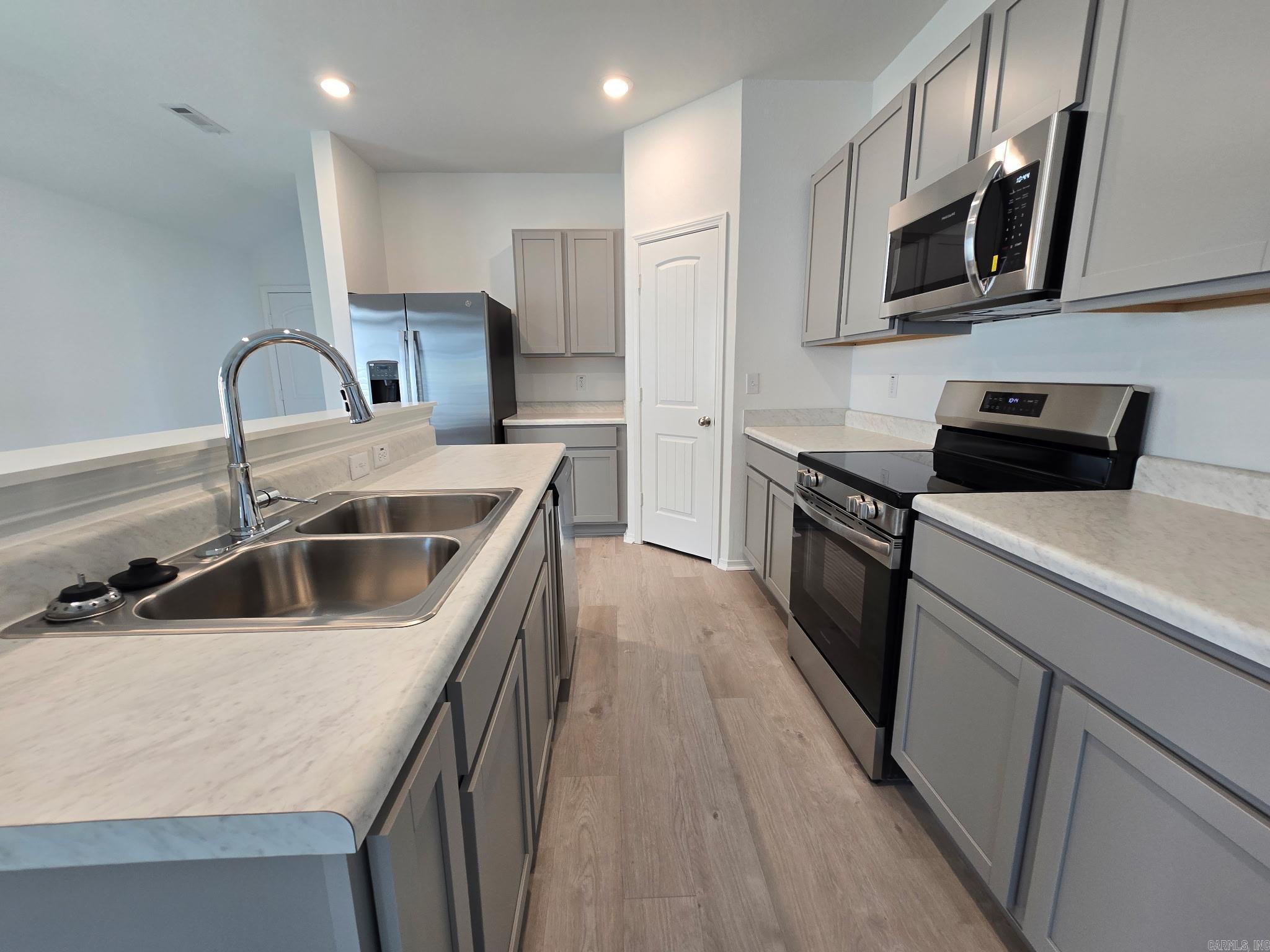 COUNTRY CLUB OF ARK THE - Residential Lease