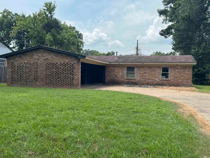 Come see this 3 bedroom, 2 bath home in the Washington Heights neighborhood.  Make this home your home by putting your own mark on this fixer upper.  This home has a nice size back yard to create lots of memories.